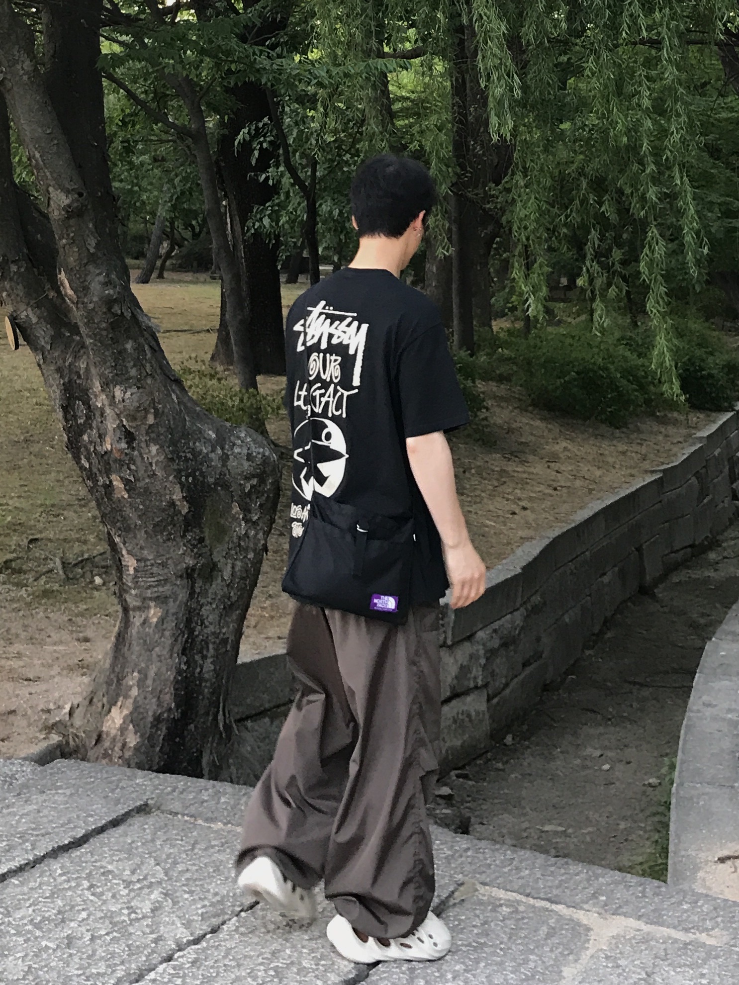 Adidas Yeezy Foam RNNR Sand, Stussy x Our Legacy Surfman Pig. Dyed T-Shirt Black - 21FW 착용 스타일