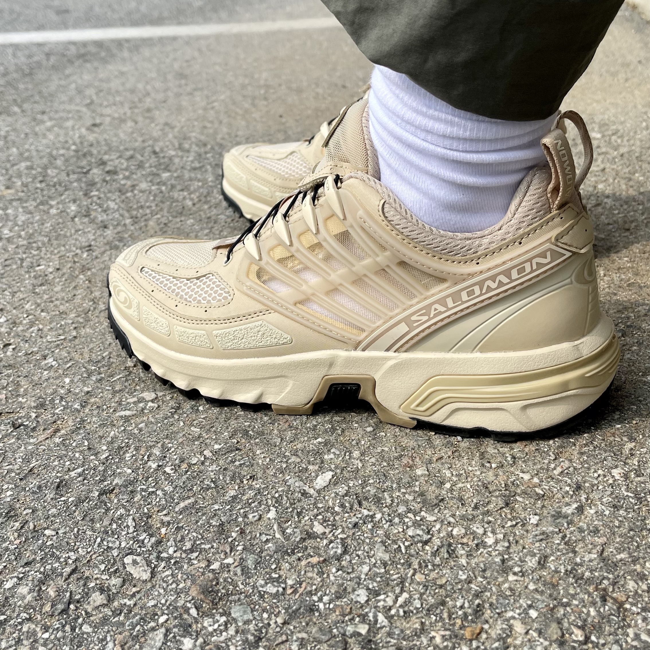 Salomon ACS Pro ADV Safari Bleached Sand 착용 스타일 - 3