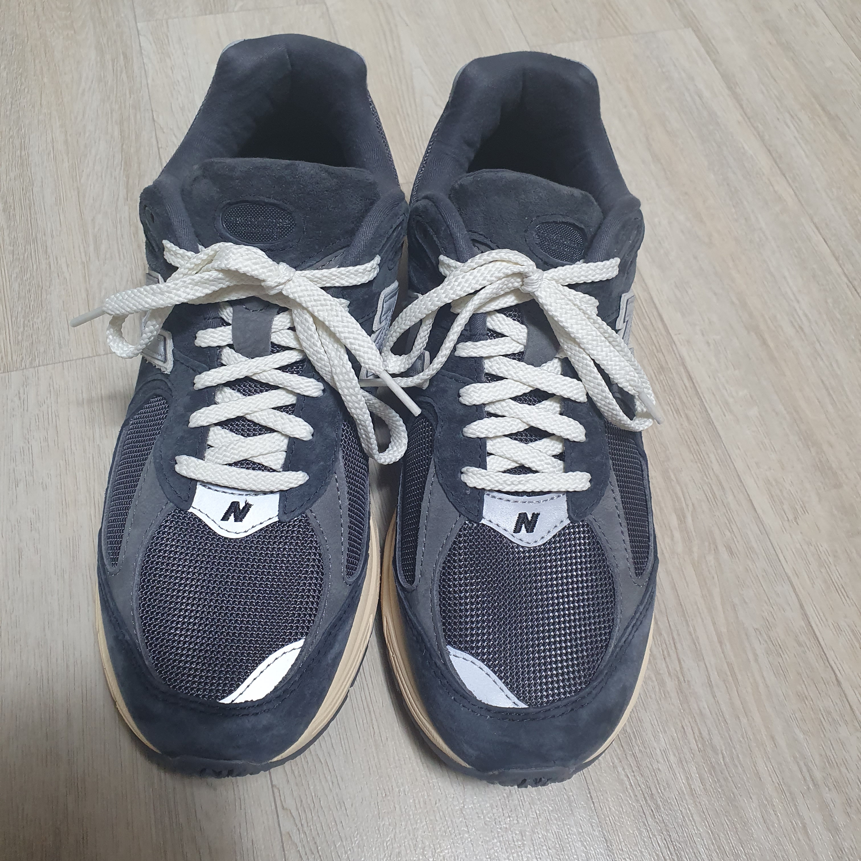 New Balance 2002R Special Vintage Black Grey 착용 스타일 - 3