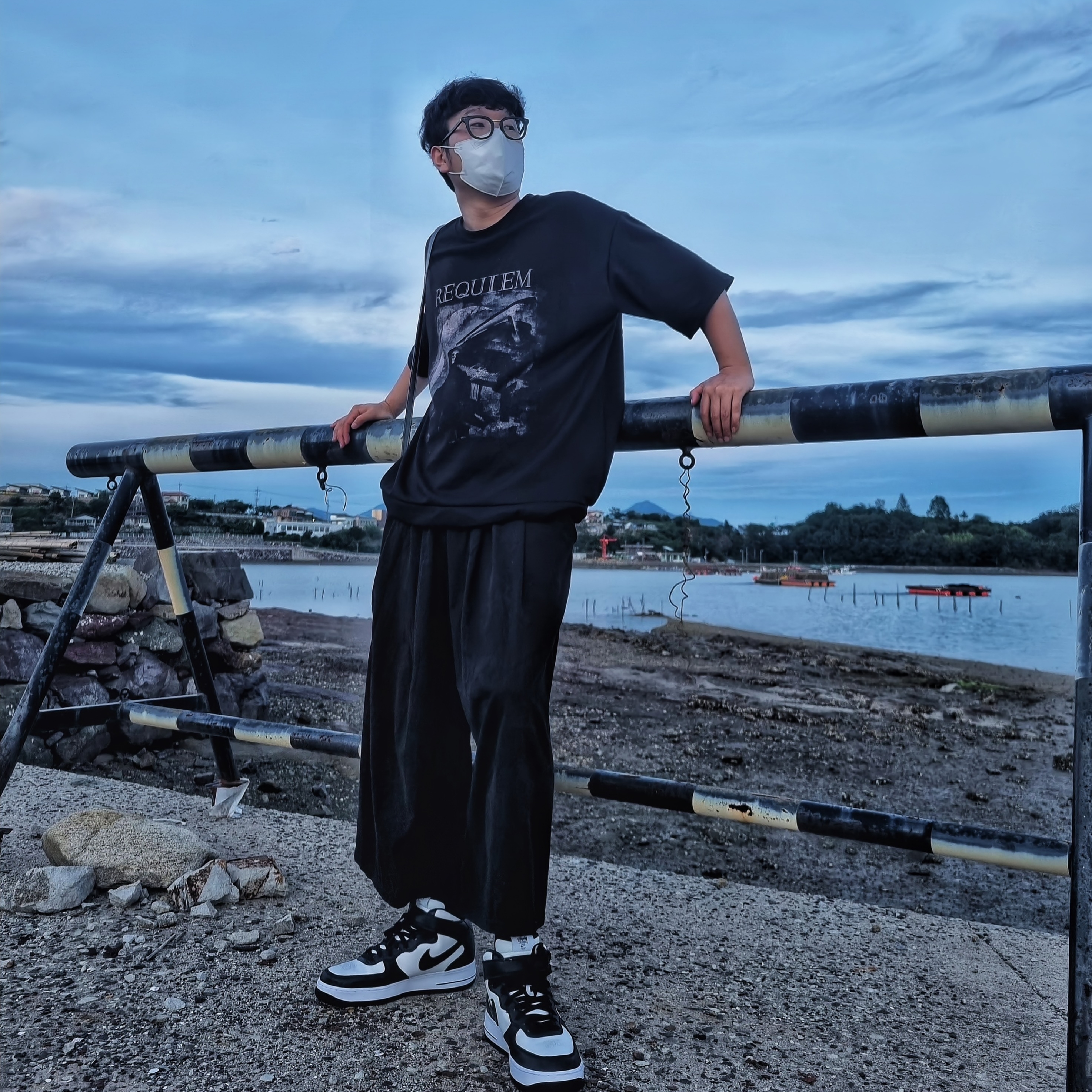 Nike x Stussy Air Force 1 '07 Mid SP Black and Light Bone 착용 스타일