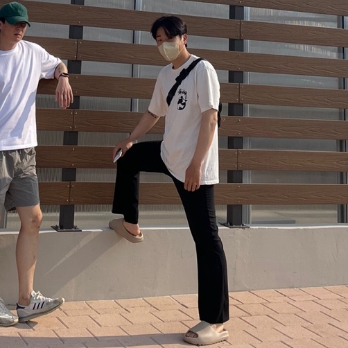 Stussy x Our Legacy Surfman 2 Pigment Dyed T-Shirt Natural, Adidas Yeezy Slide Pure - Re-Release Ver. 착용 스타일