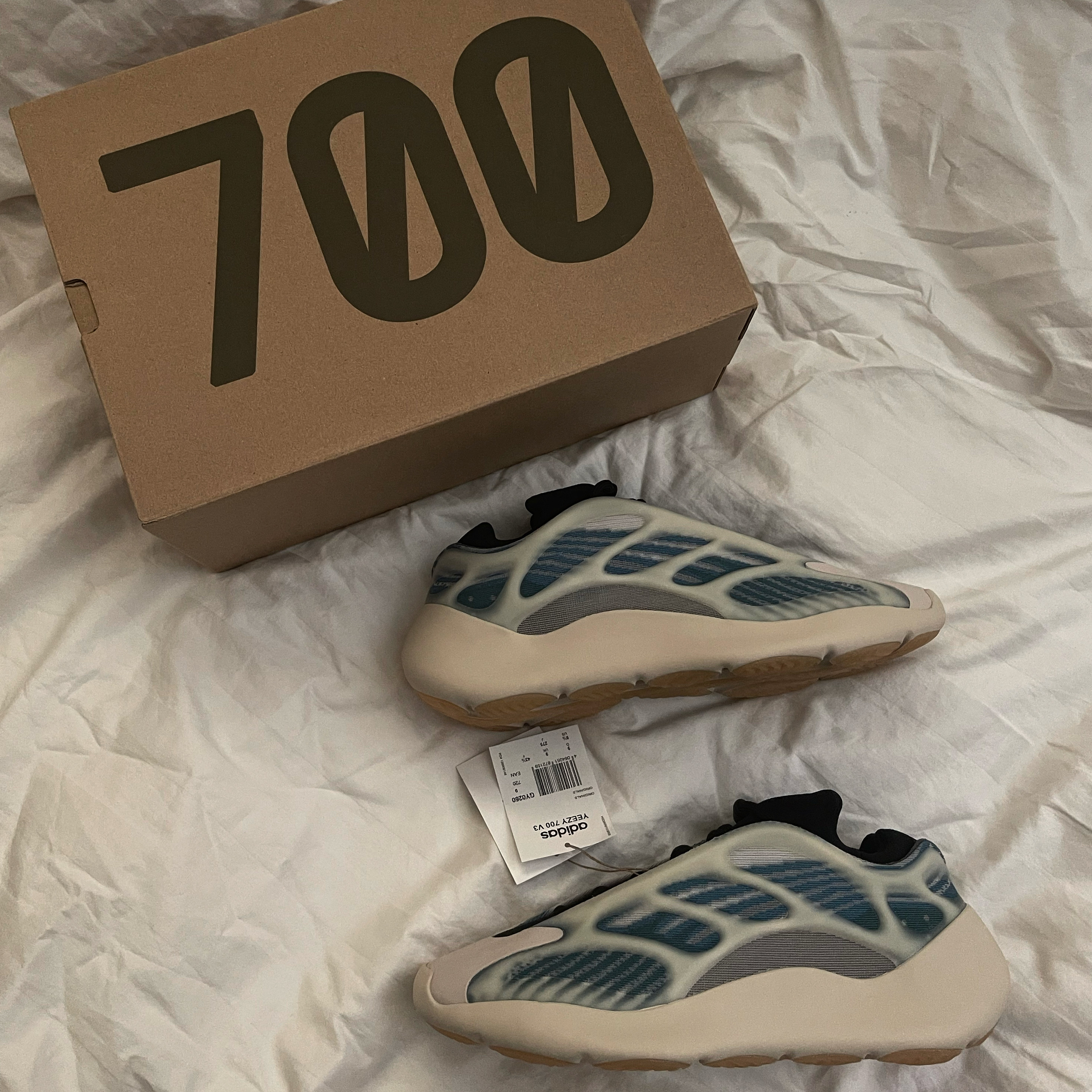 Adidas Yeezy 700 V3 Kyanite 착용 스타일