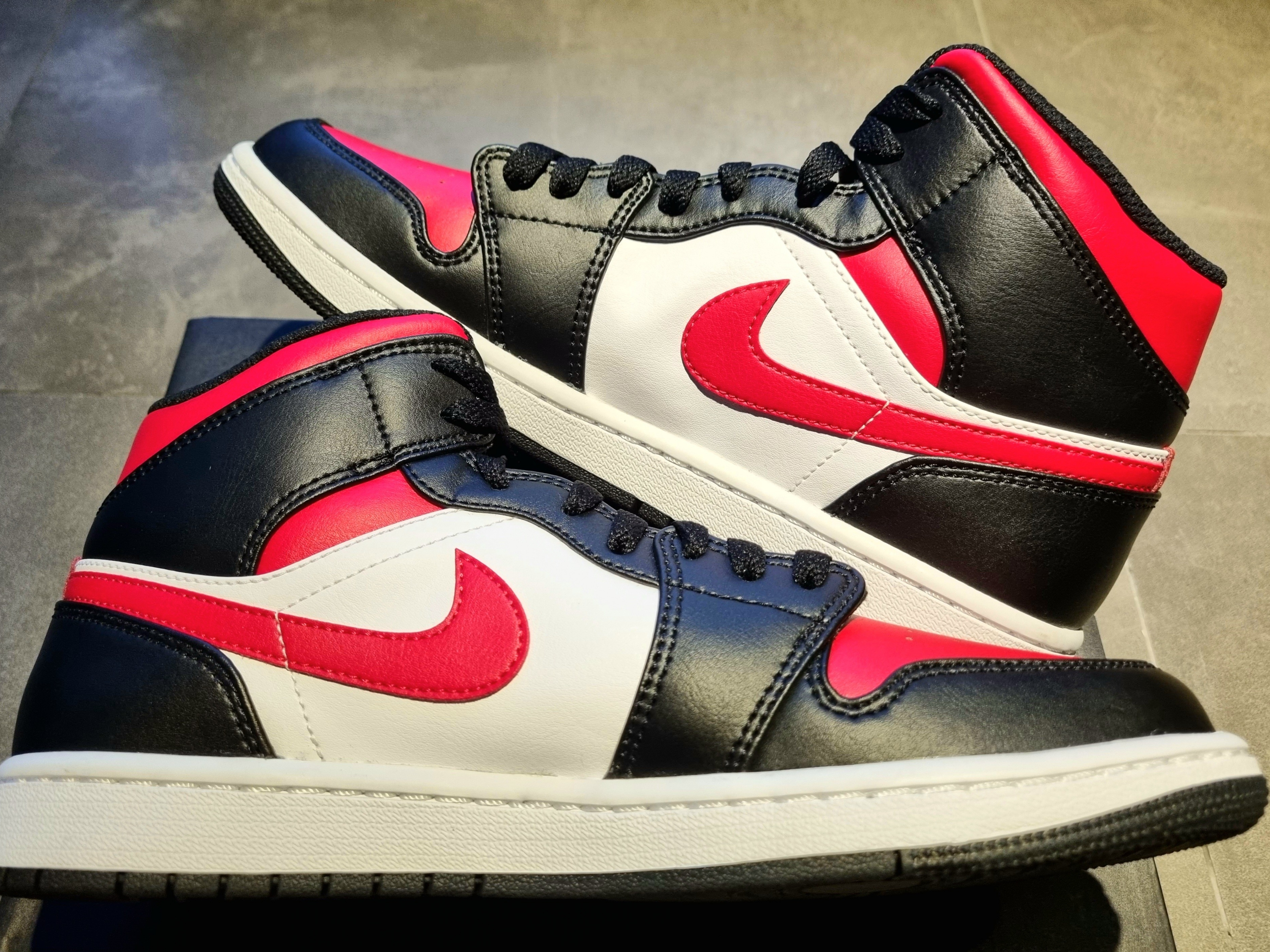 Jordan 1 Mid Black Fire Red 착용 스타일 - 3