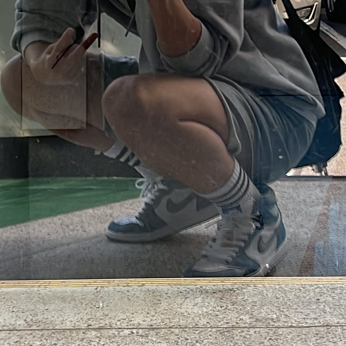 Jordan 1 Retro High OG Hyper Royal, Apple iPhone 13 Pro 256GB Sierra Blue (Korean Ver.) 착용 스타일 - 1