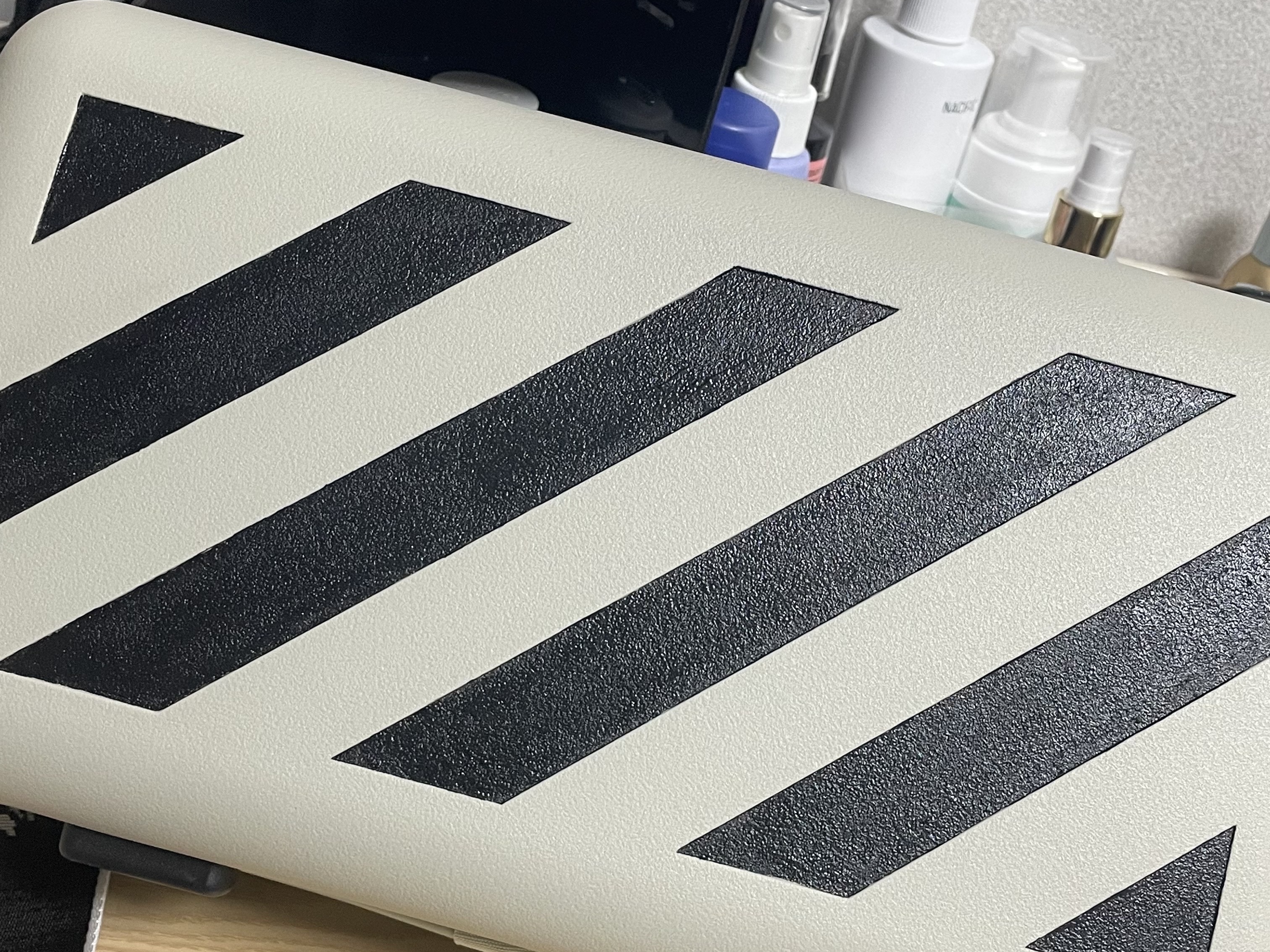 Off-White x Amore Pacific Protection Box (Without Cosmetics) 착용 스타일 - 1