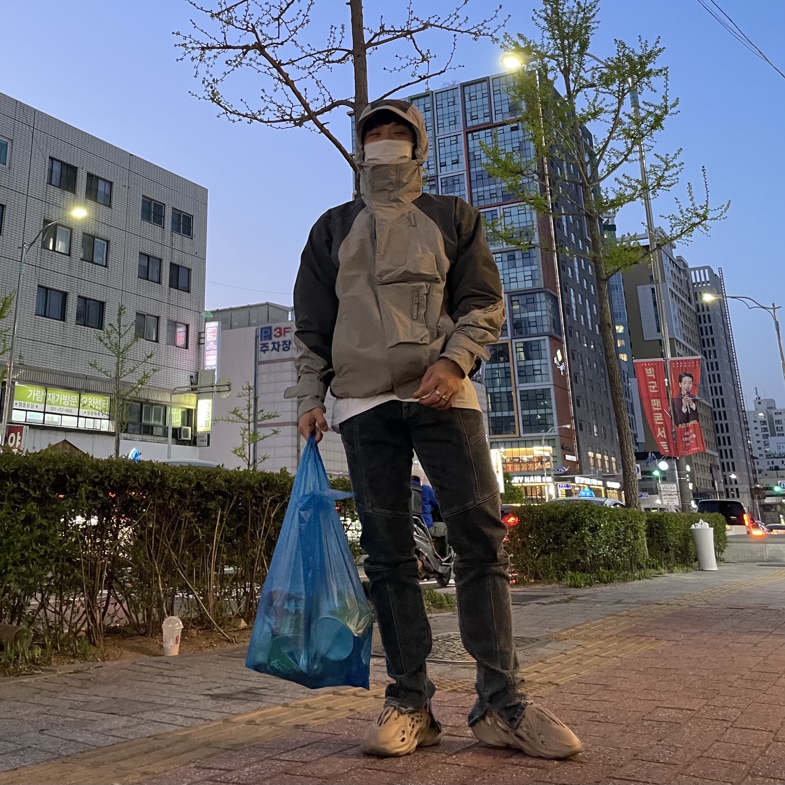 Undermycar Rikan Multi Pocket Casual Jacket London Fog - 21FW, Adidas Yeezy Foam RNNR Mist 착용 스타일
