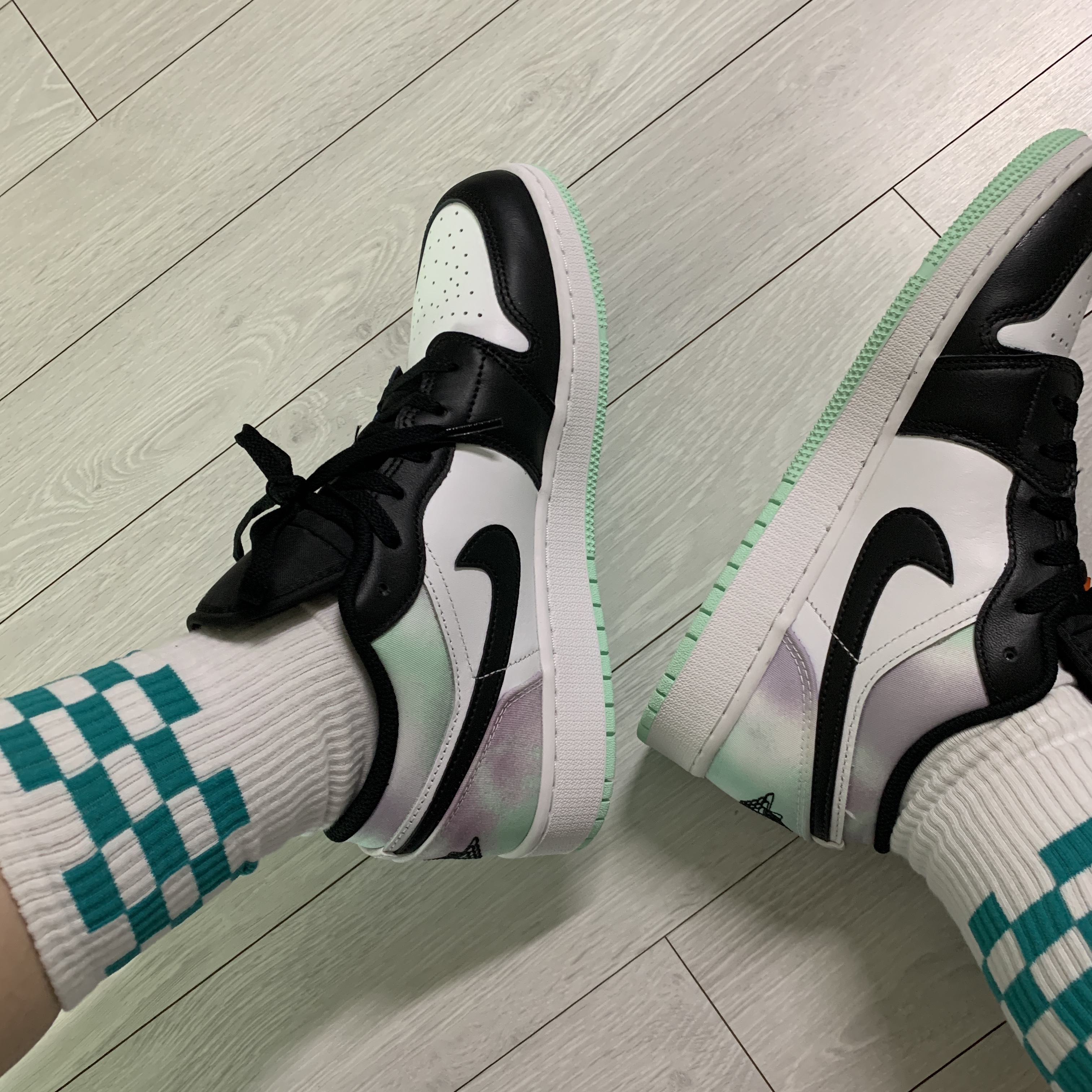 (GS) Jordan 1 Low SE White Black Tie-Dye 착용 스타일 - 3