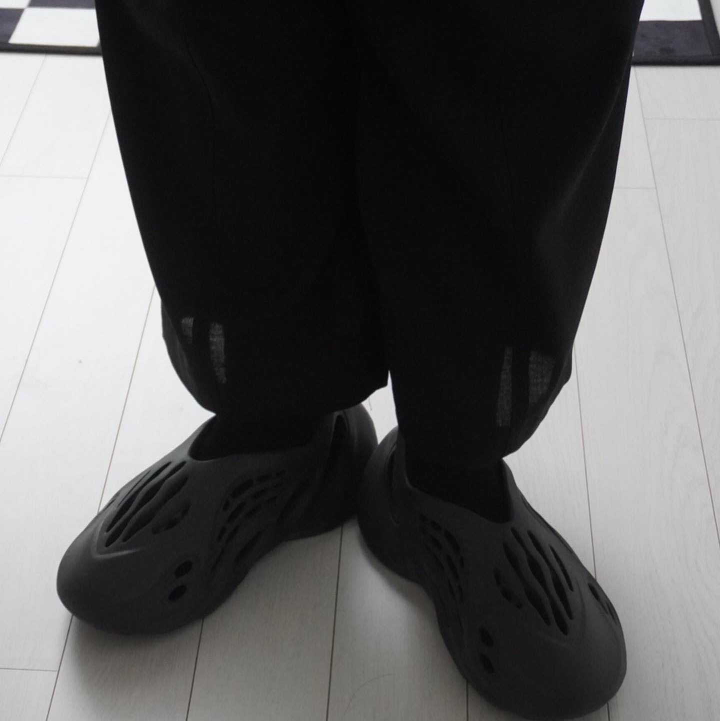Adidas Yeezy Foam RNNR Onyx 착용 스타일 - 3