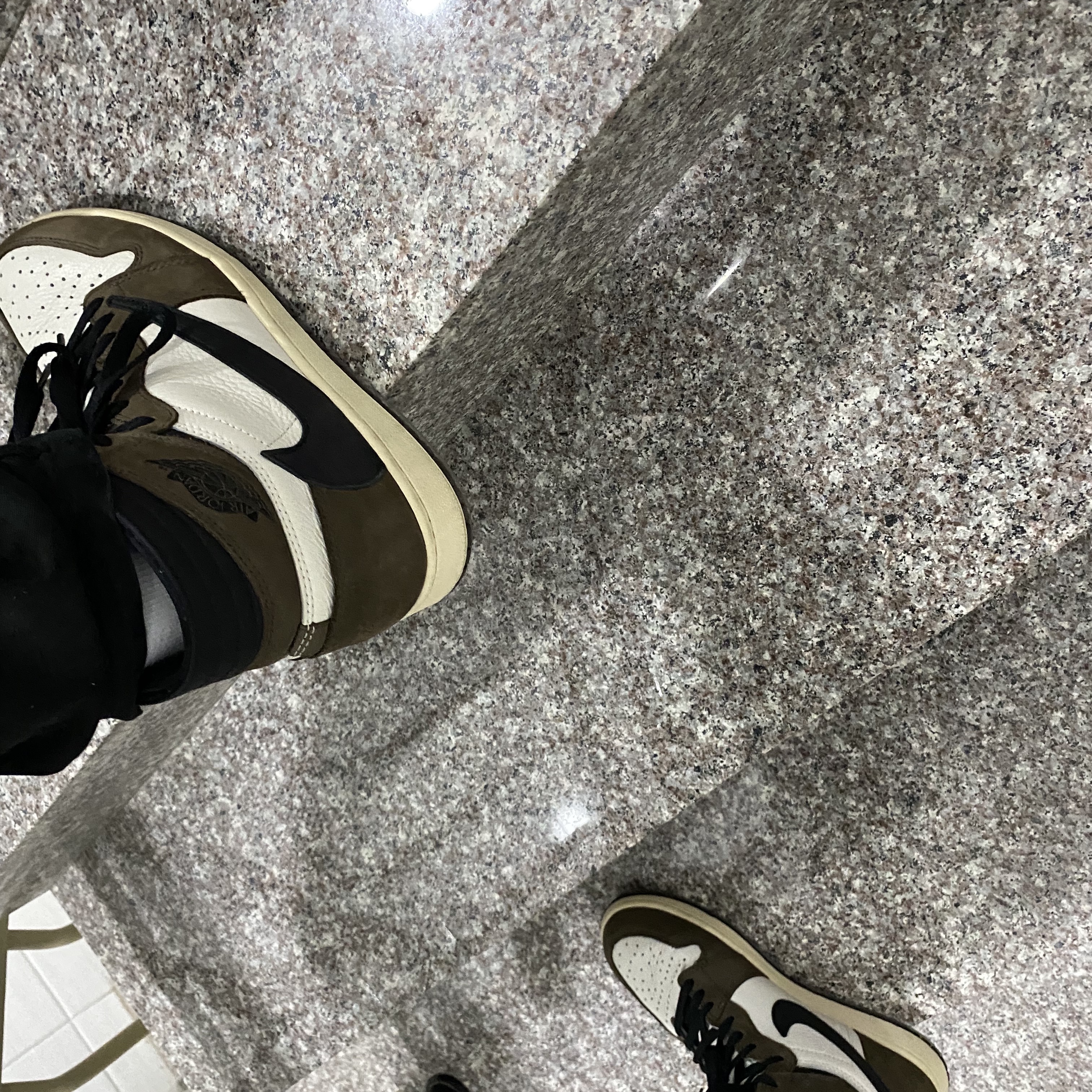 Jordan 1 x Travis Scott Retro High OG SP Mocha 착용 스타일 - 1