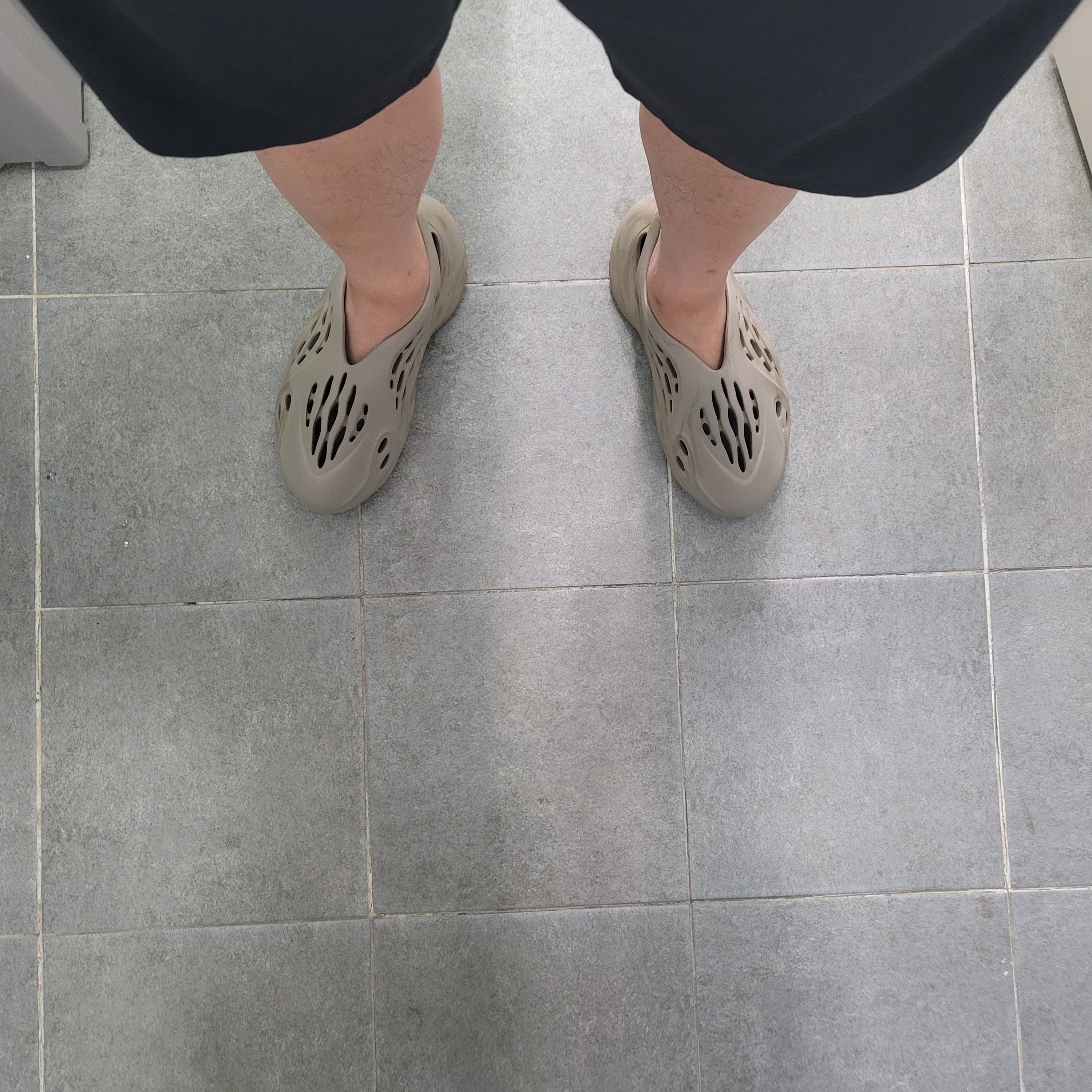 Adidas Yeezy Foam RNNR Stone Sage 착용 스타일