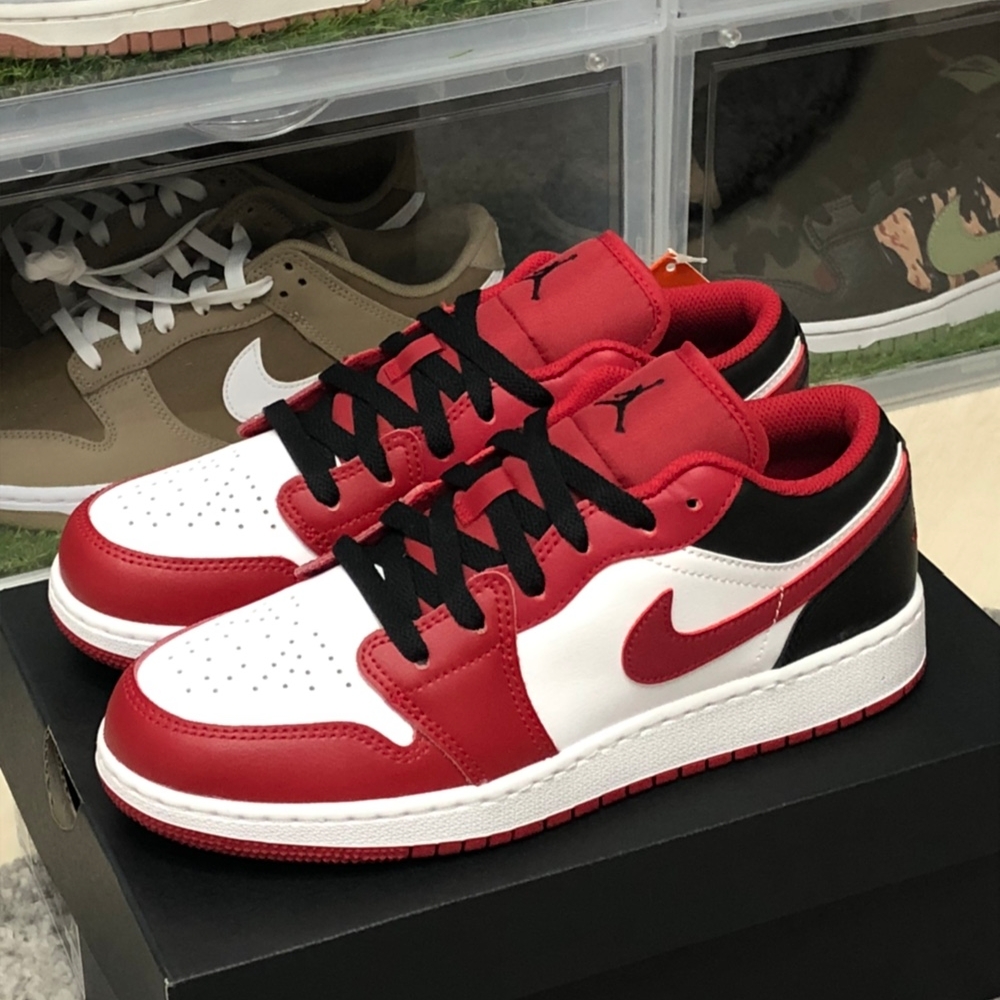 Jordan 1 Low White Gym Red Black 착용 스타일 - 1