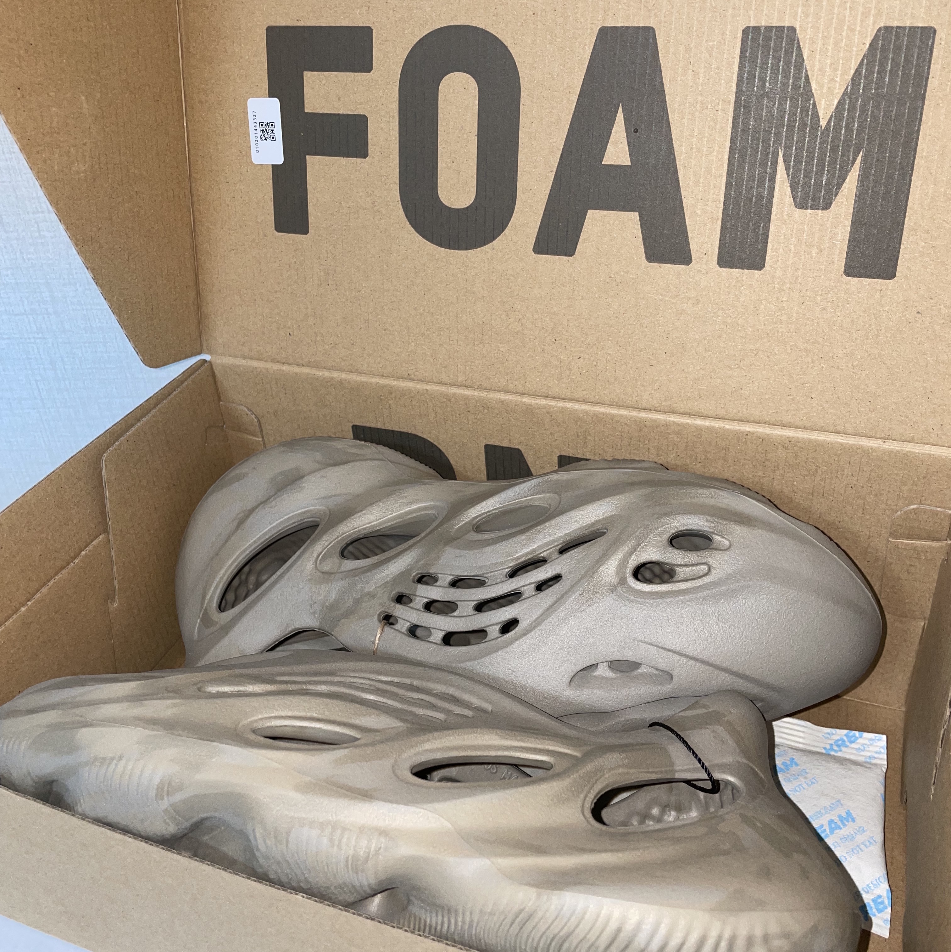 Adidas Yeezy Foam RNNR Stone Sage 착용 스타일
