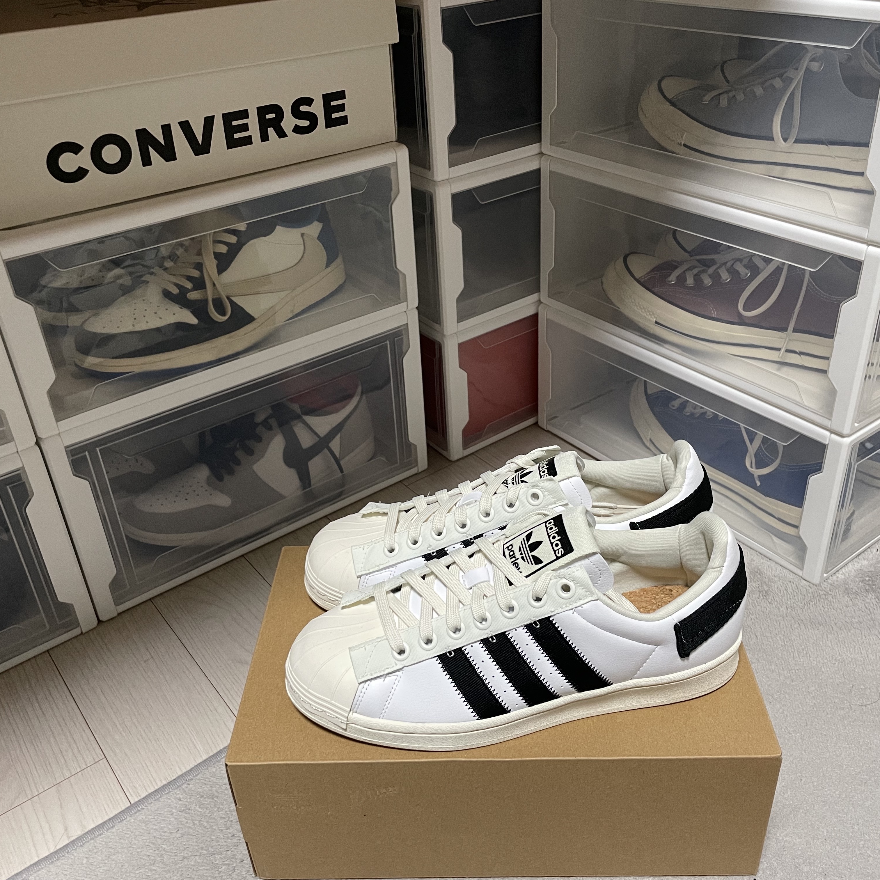 Adidas x Parley Superstar White 착용 스타일