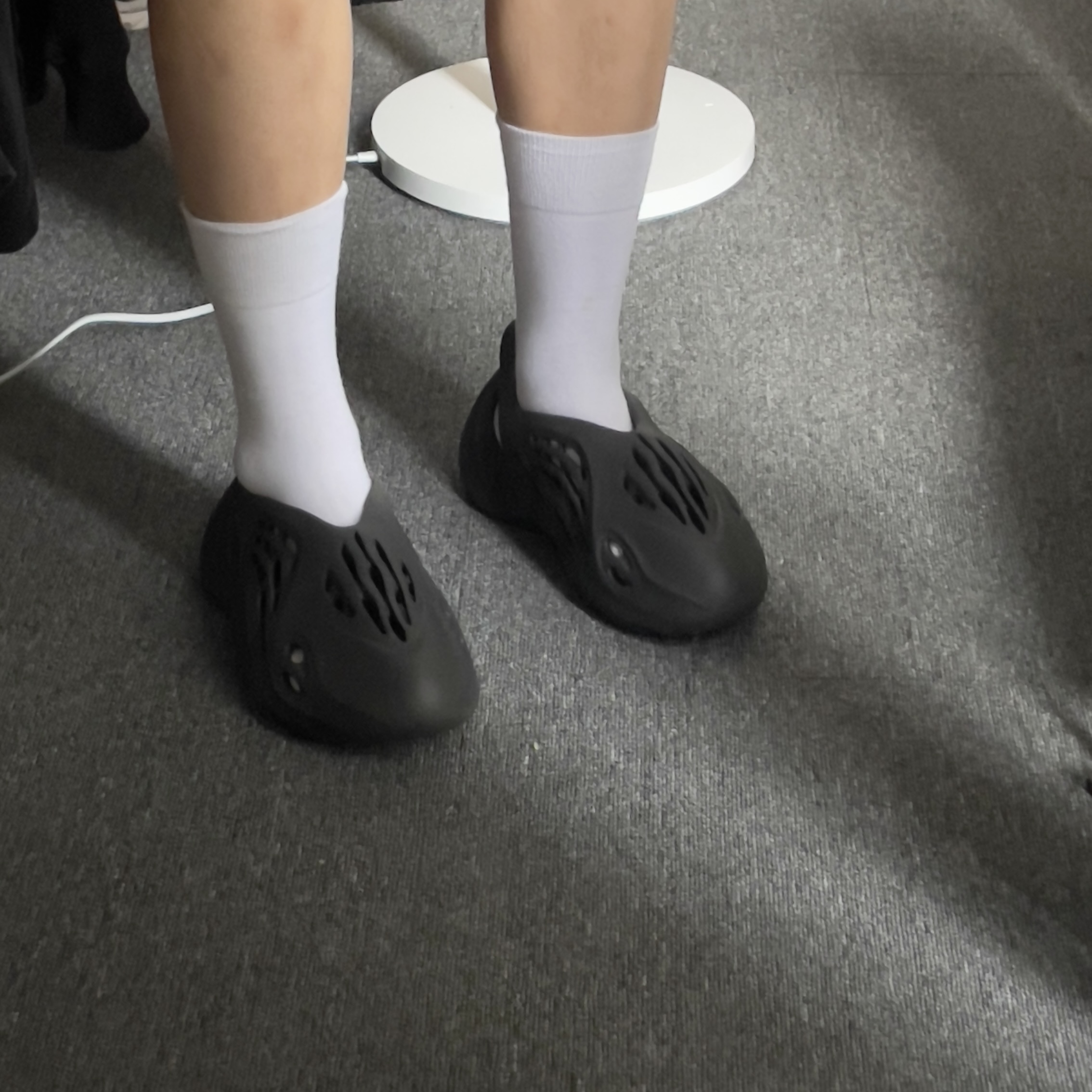 Adidas Yeezy Foam RNNR Onyx 착용 스타일 - 4