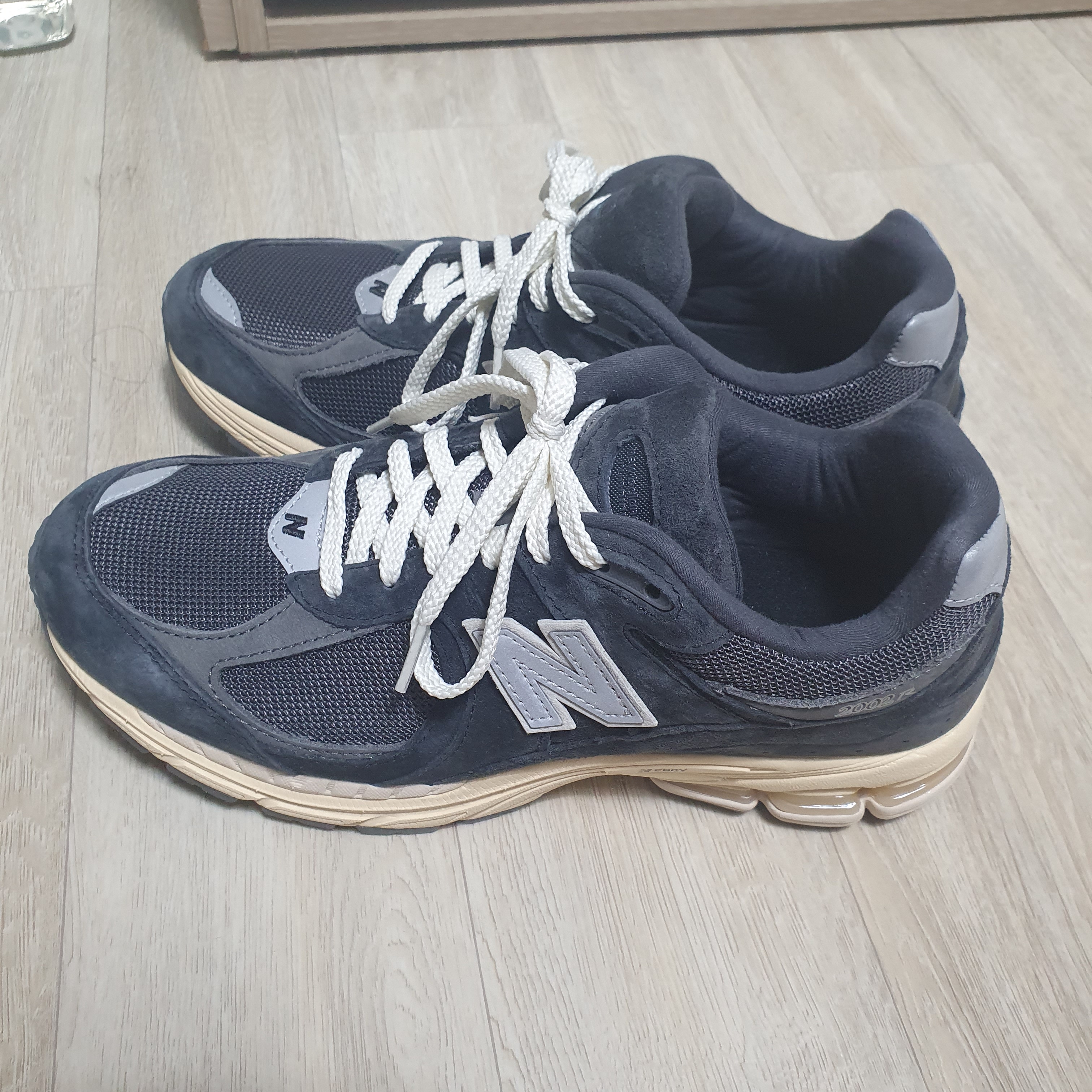 New Balance 2002R Special Vintage Black Grey 착용 스타일 - 1