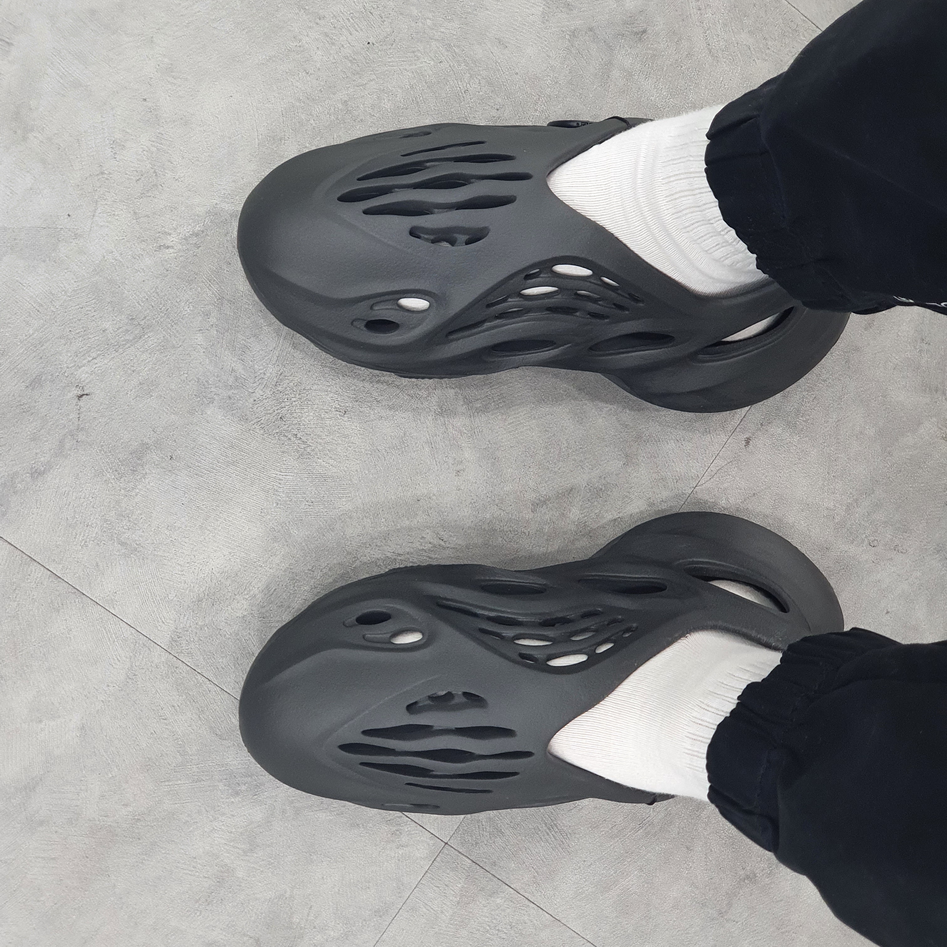 Adidas Yeezy Foam RNNR Onyx 착용 스타일