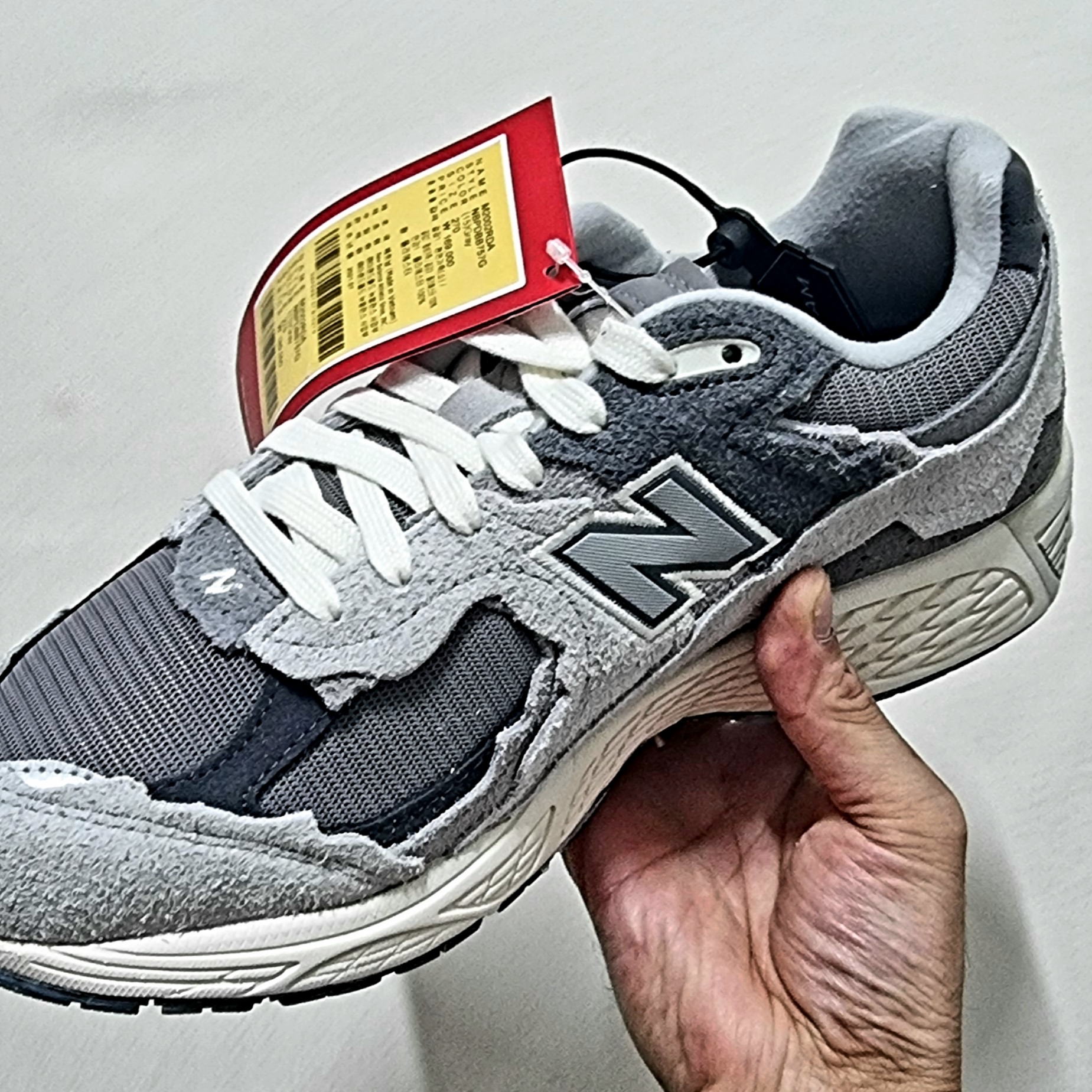 New Balance 2002R Protection Pack Rain Cloud 착용 스타일 - 2