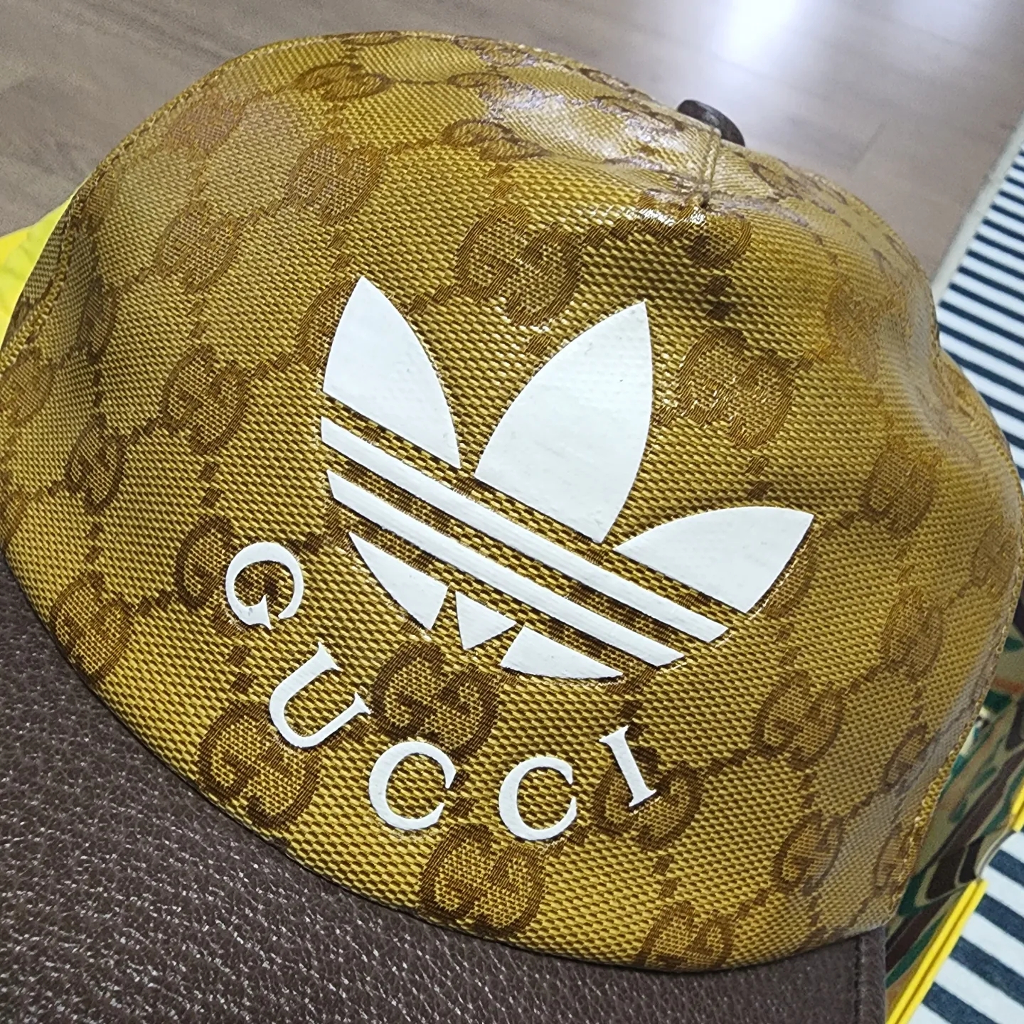 Gucci x Adidas Baseball Hat Beige Brown 착용 스타일 - 1