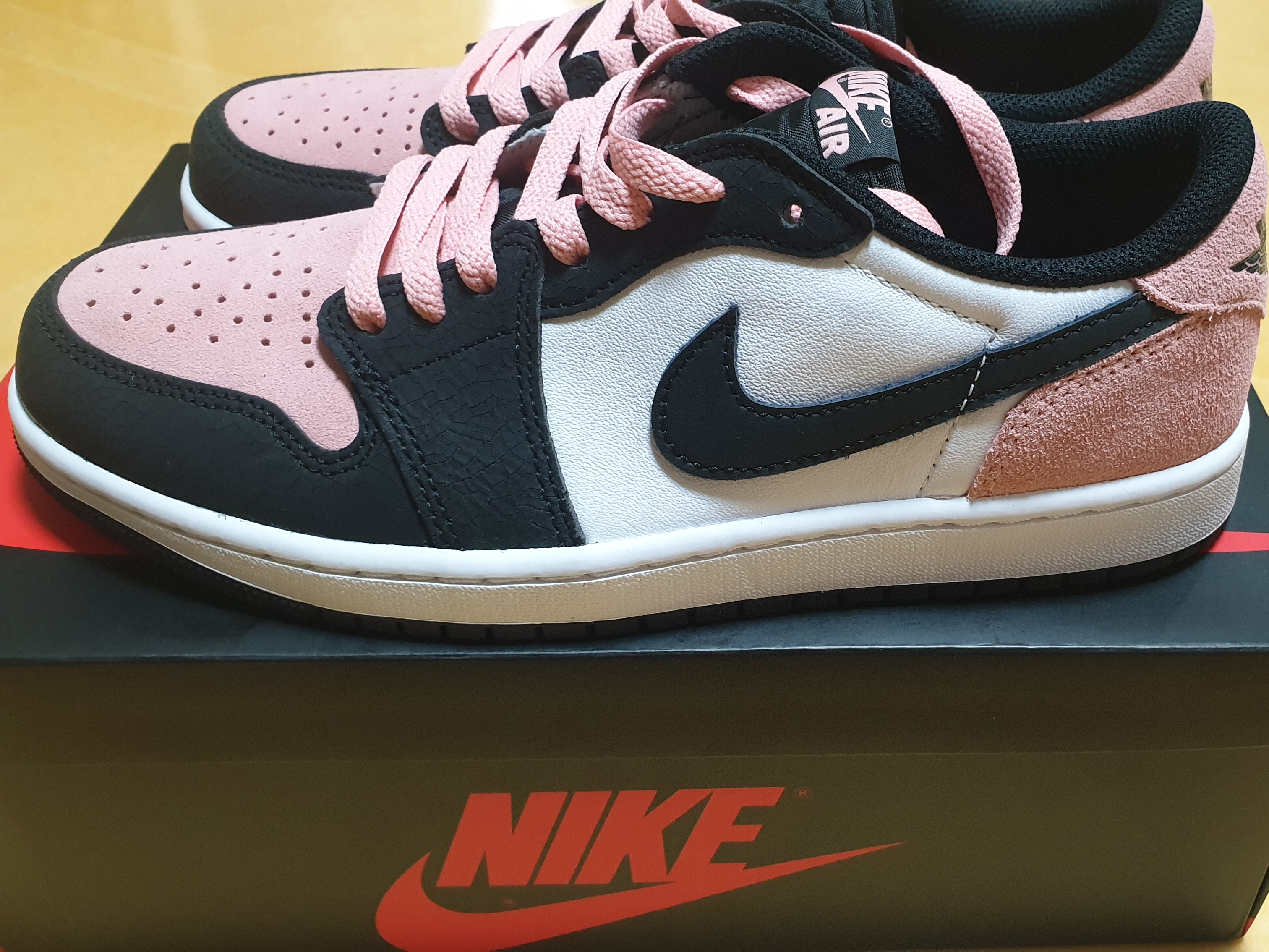Jordan 1 Retro Low OG Bleached Coral 착용 스타일