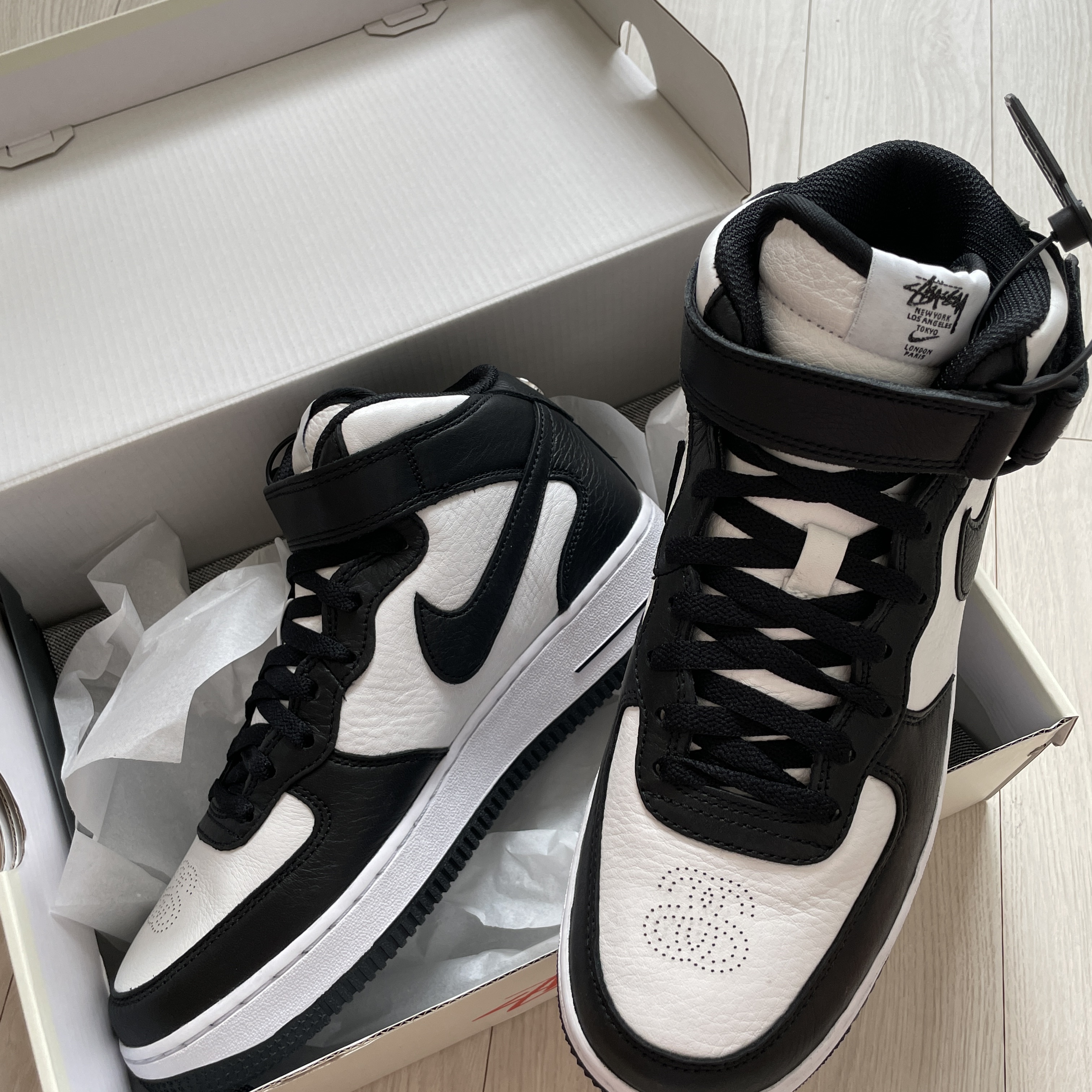 Nike x Stussy Air Force 1 '07 Mid SP Black and Light Bone 착용 스타일 - 1