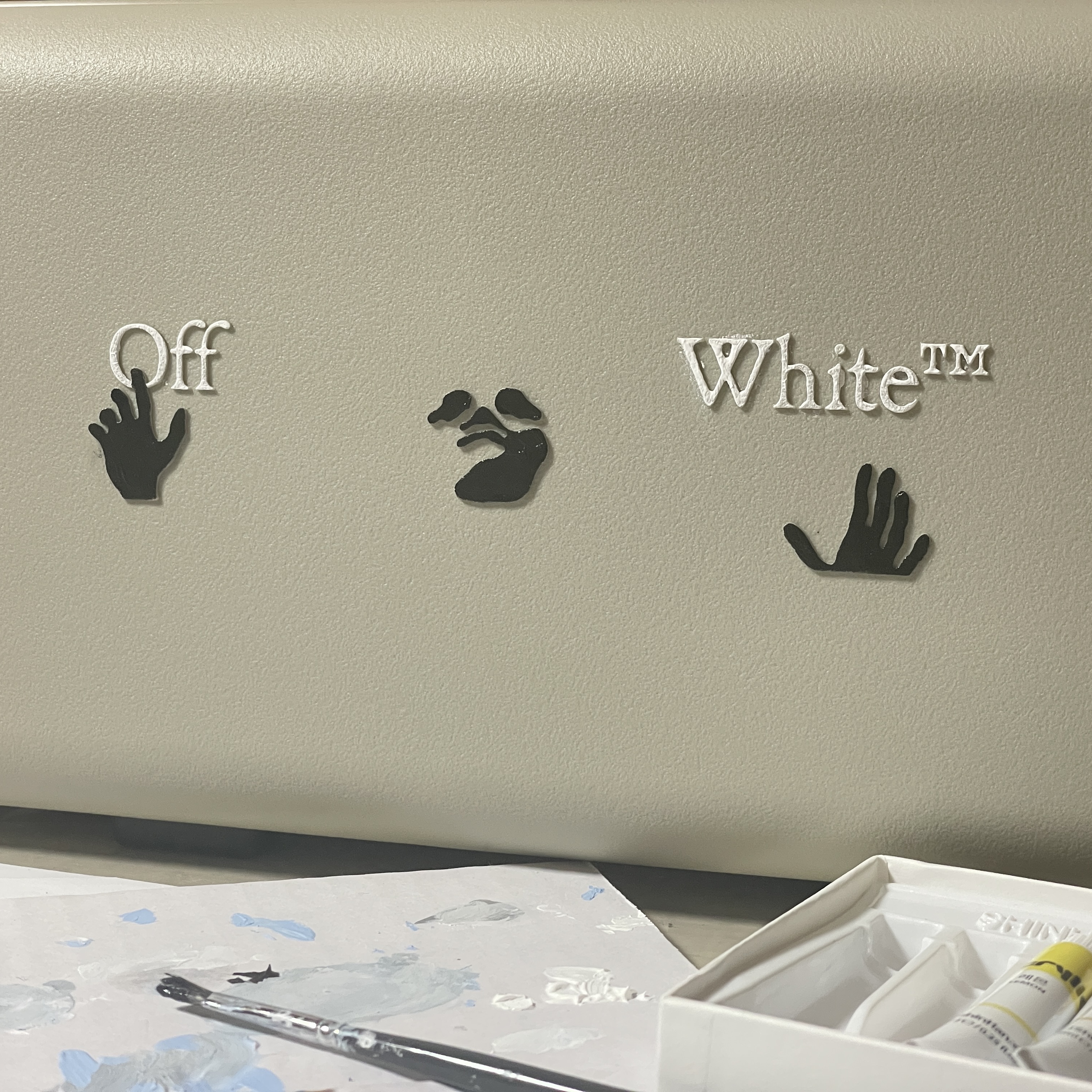 Off-White x Amore Pacific Protection Box (Without Cosmetics) 착용 스타일 - 2
