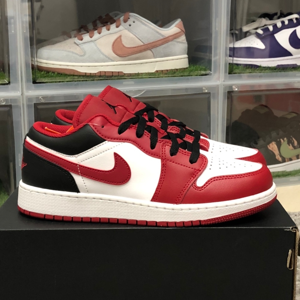 Jordan 1 Low White Gym Red Black 착용 스타일 - 2