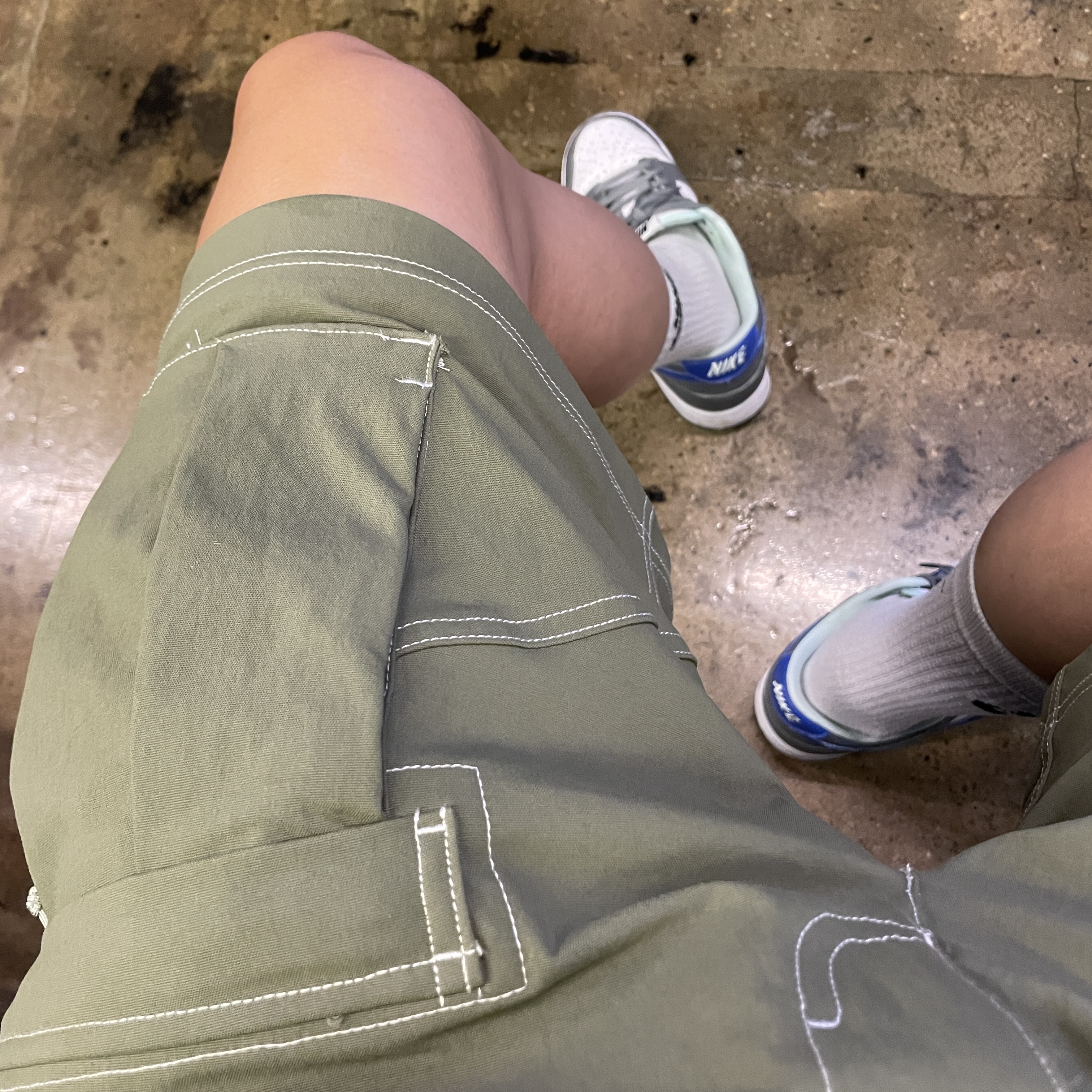 Nike ACG Smith Summit Cargo Pants Medium Olive - Asia 착용 스타일 - 2