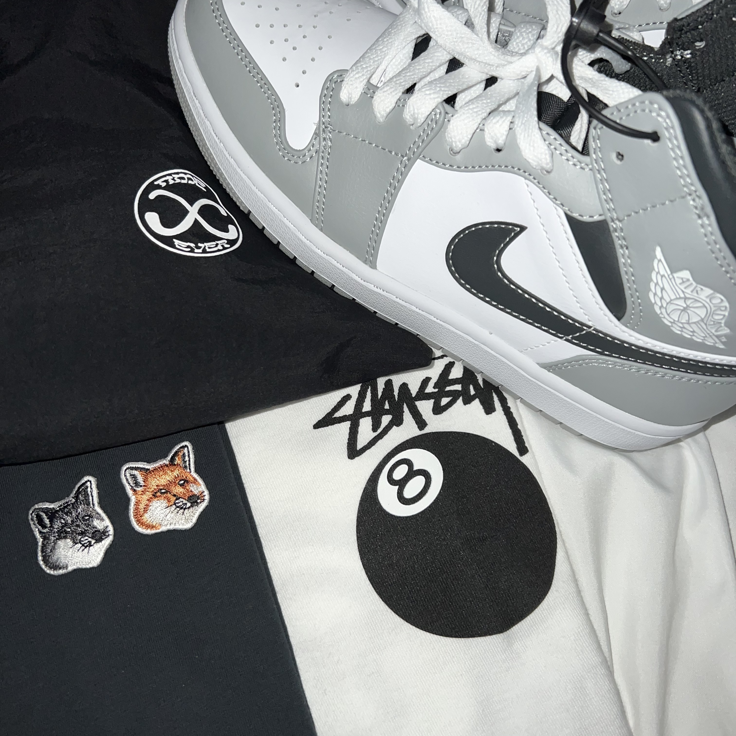 Maison Kitsune Double Fox Head Patch Classic T-Shirt Anthracite, Stussy 8 Ball T-Shirt White - 22SS 착용 스타일