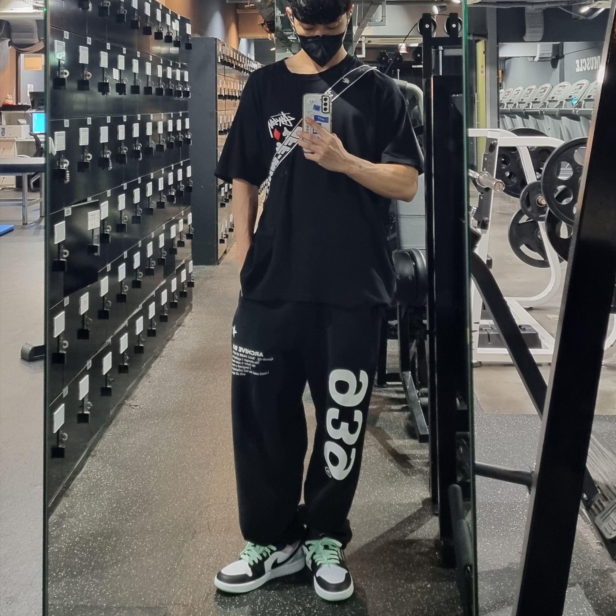 Jordan 1 Low SE White Black Tie-Dye, Stussy Full Deck 2 T-Shirt Black 착용 스타일