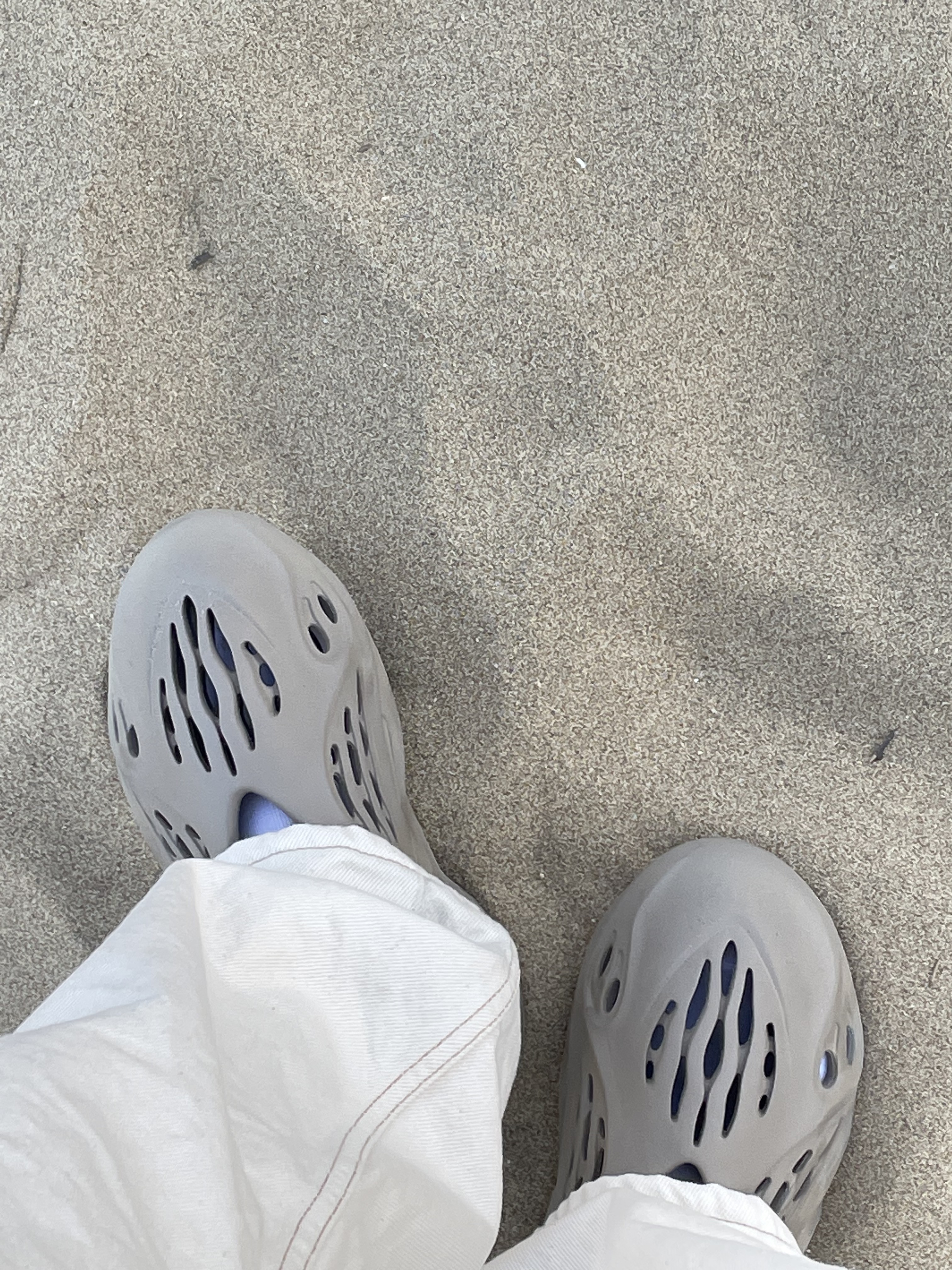 Adidas Yeezy Foam RNNR Stone Sage 착용 스타일 - 2