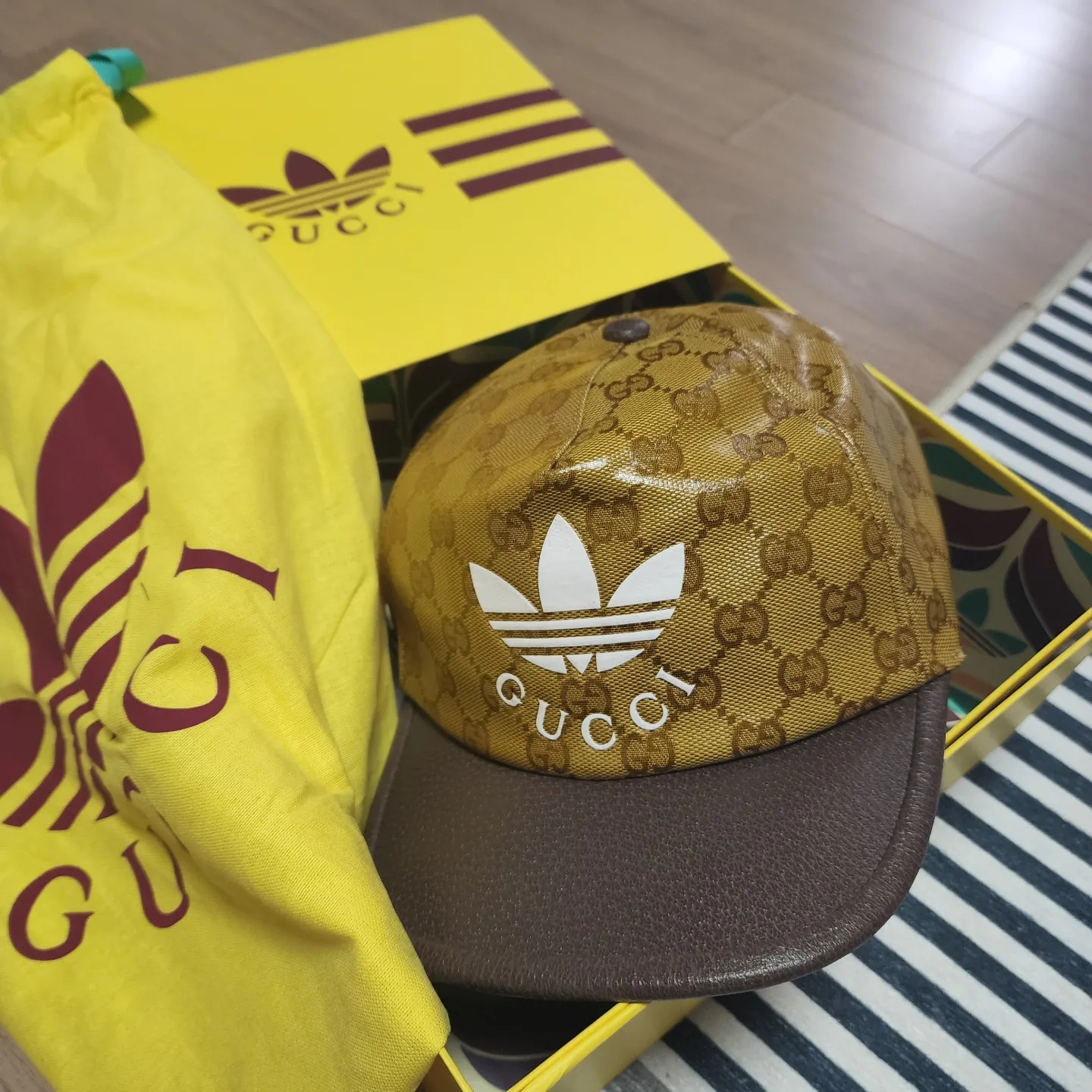 Gucci x Adidas Baseball Hat Beige Brown 착용 스타일 - 3