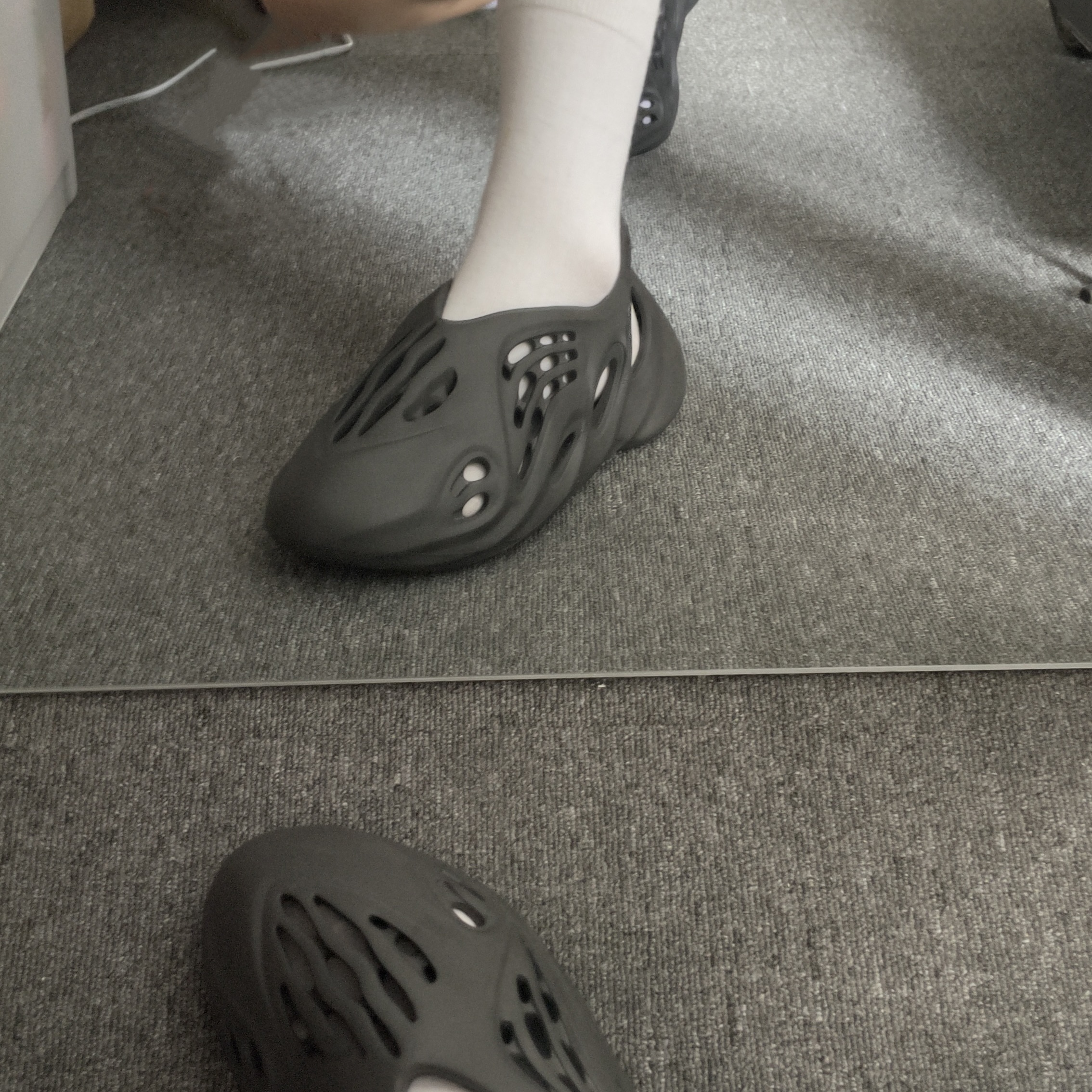 Adidas Yeezy Foam RNNR Onyx 착용 스타일 - 3
