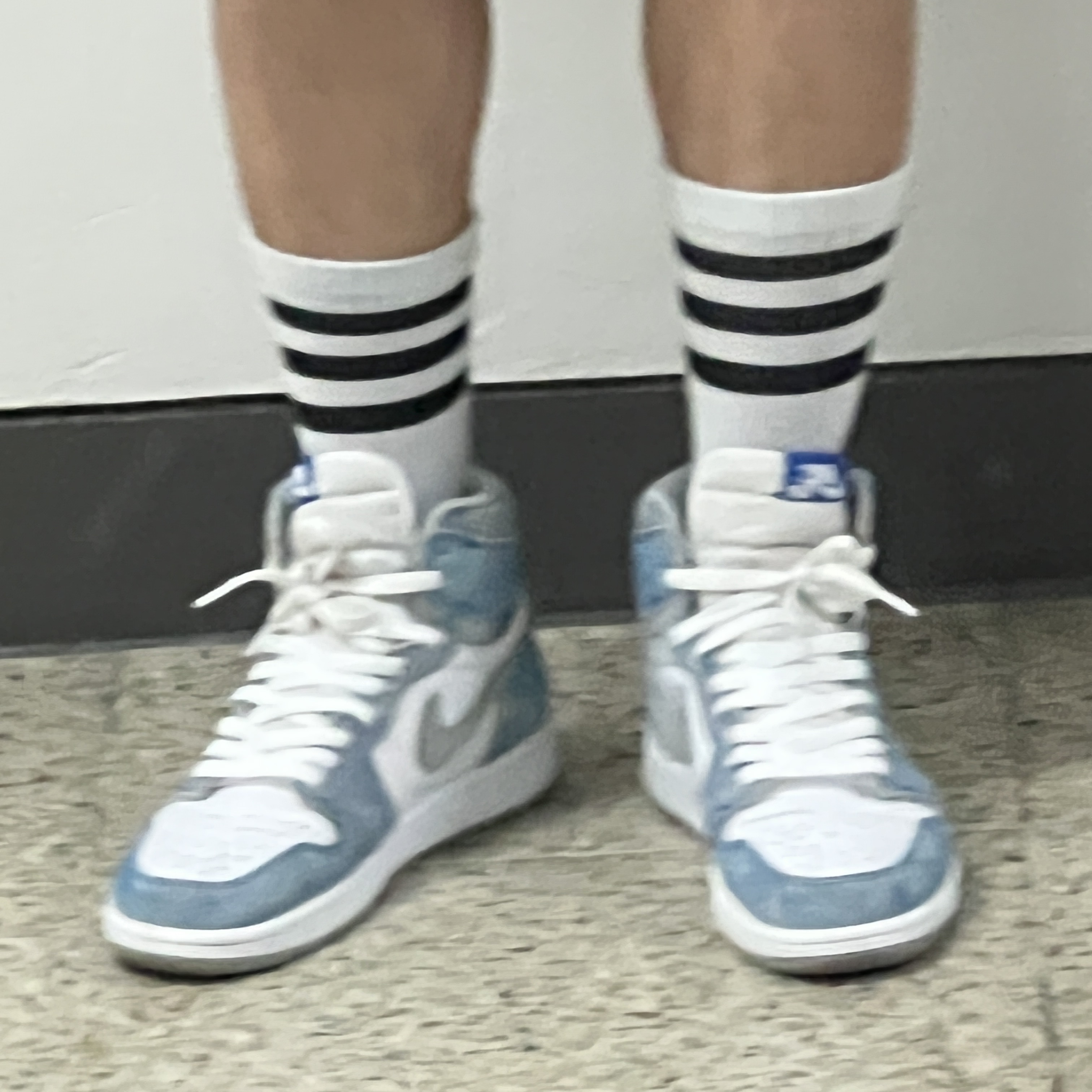 Jordan 1 Retro High OG Hyper Royal, Apple iPhone 13 Pro 256GB Sierra Blue (Korean Ver.) 착용 스타일 - 2
