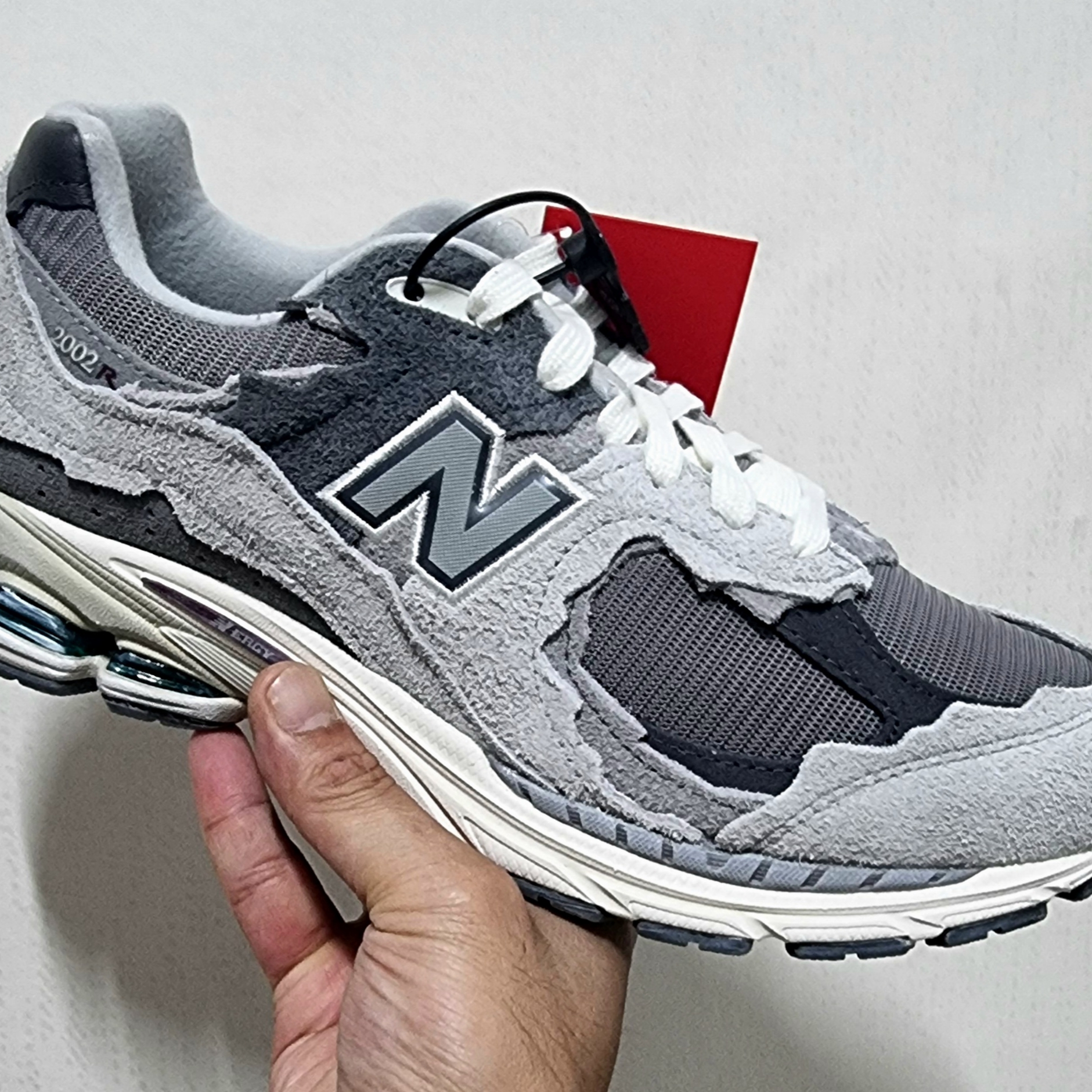 New Balance 2002R Protection Pack Rain Cloud 착용 스타일 - 1