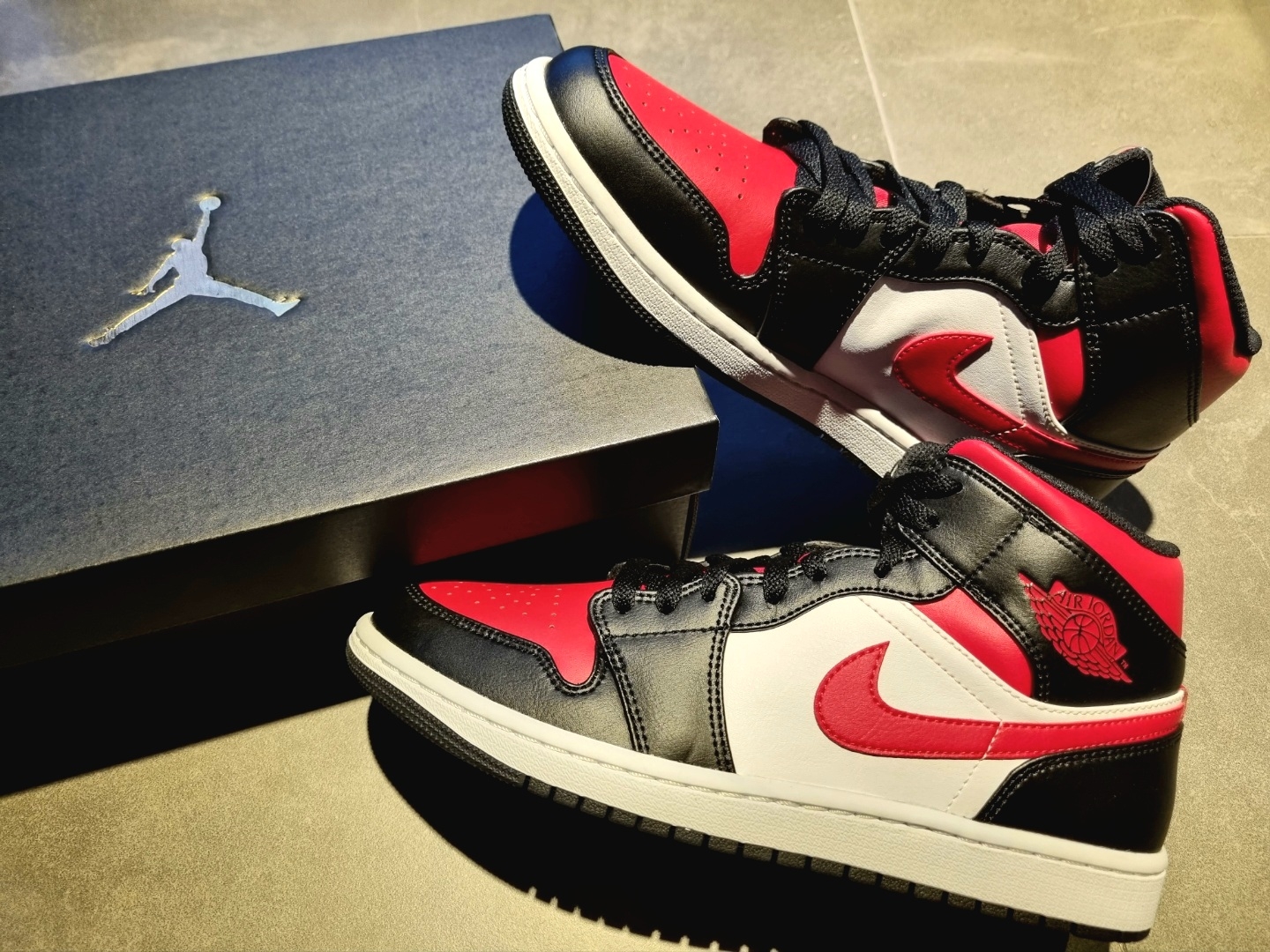 Jordan 1 Mid Black Fire Red 착용 스타일 - 4