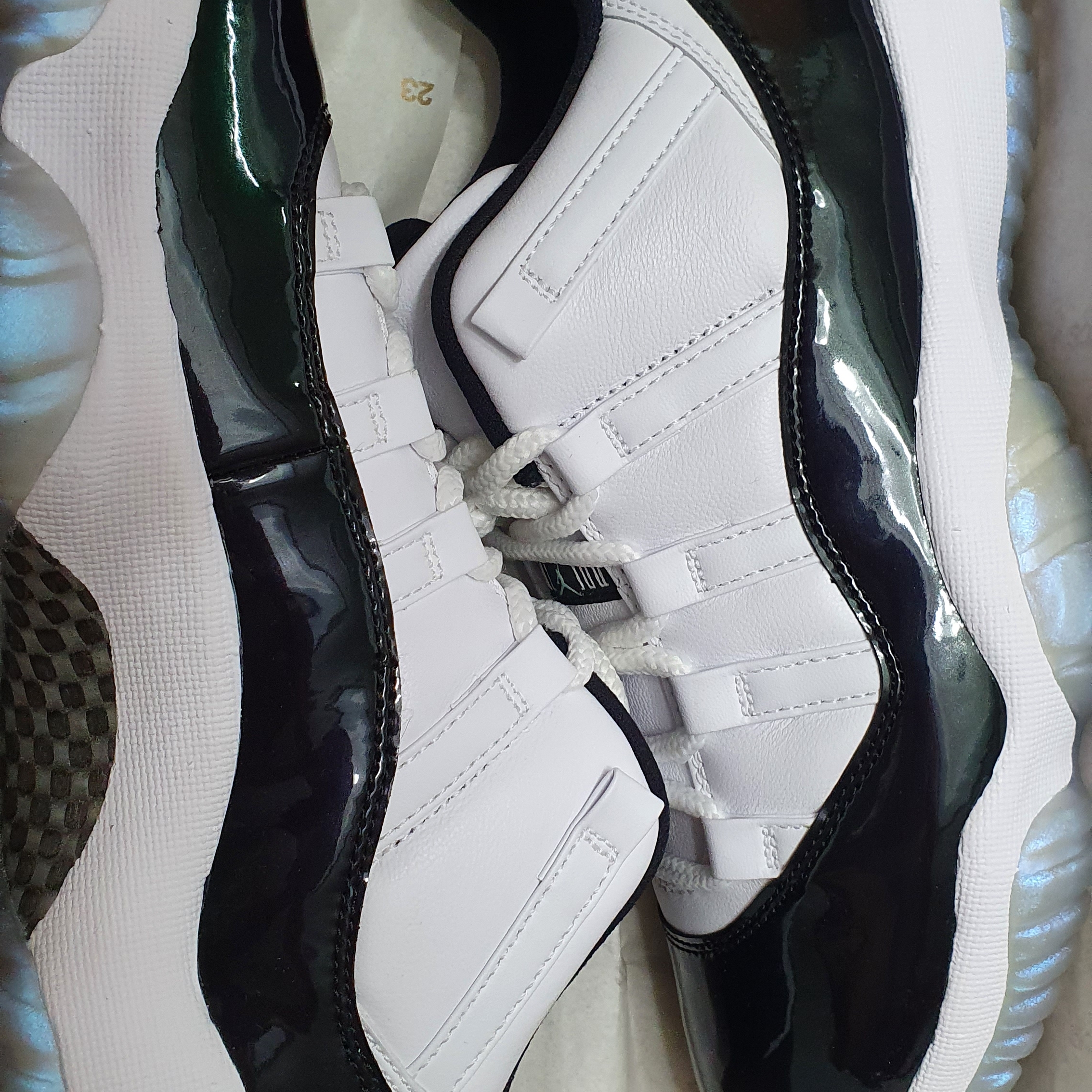 Jordan 11 Retro Low Iridescent 착용 스타일