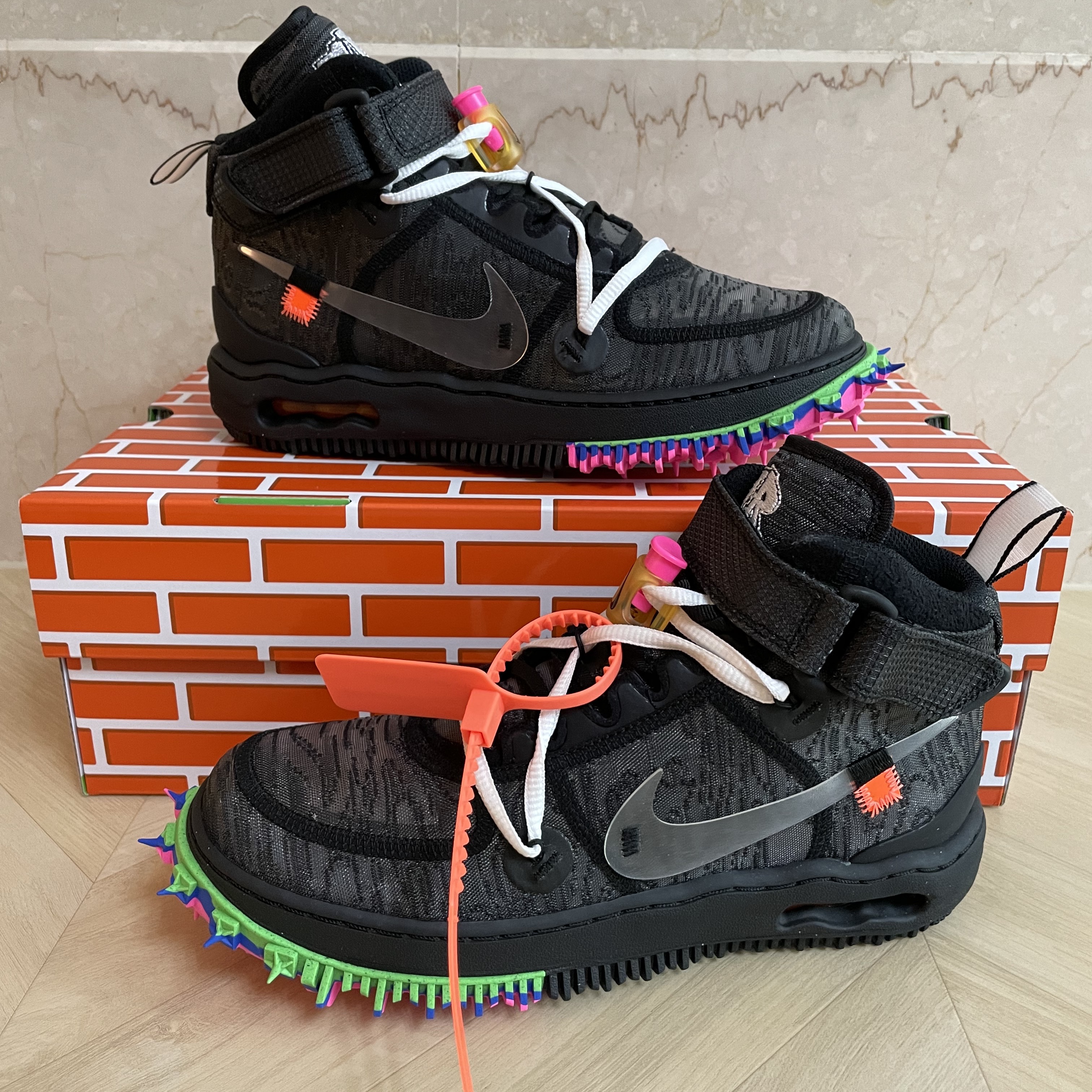 Nike x Off-White Air Force 1 Mid SP Black 착용 스타일 - 2
