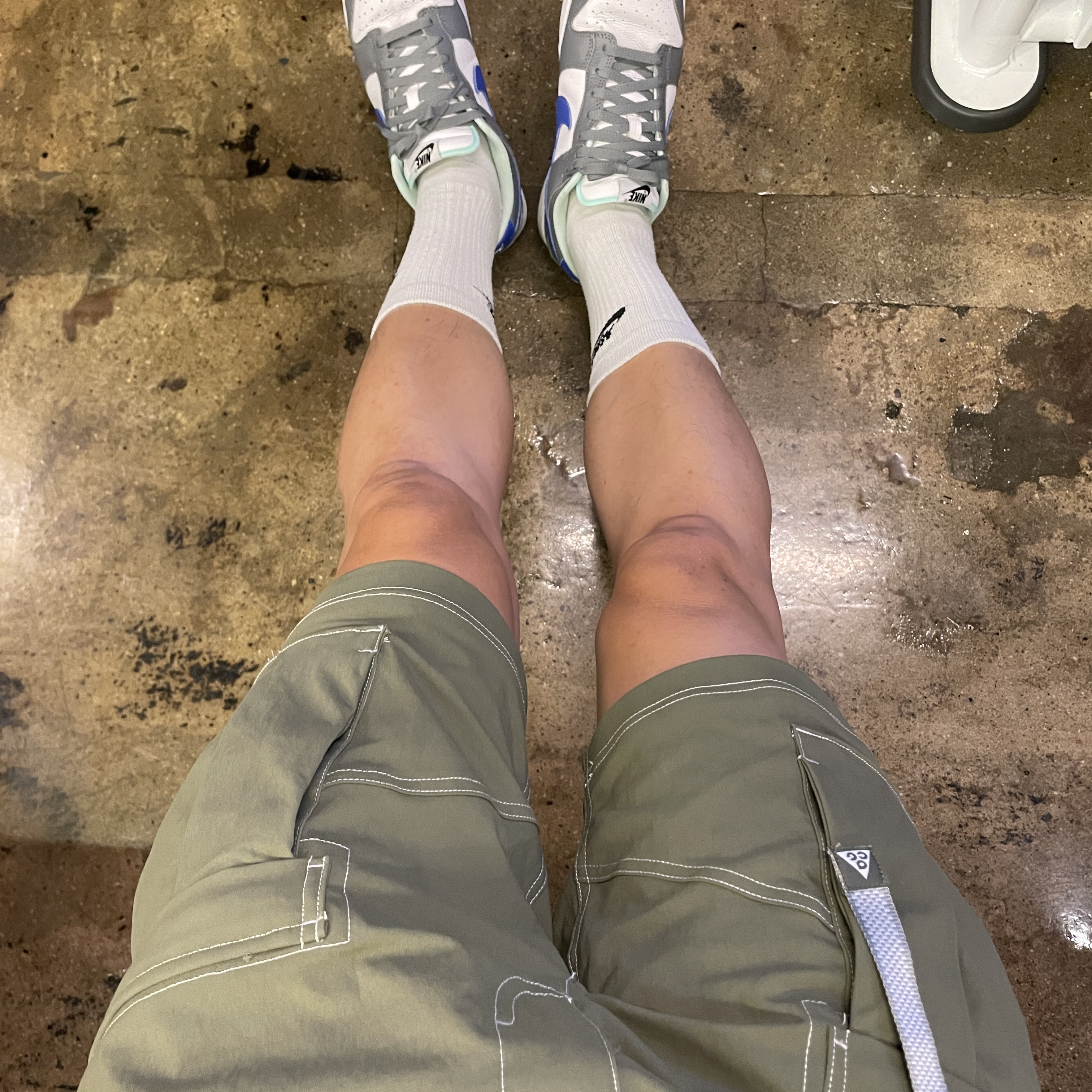 Nike ACG Smith Summit Cargo Pants Medium Olive - Asia 착용 스타일 - 1