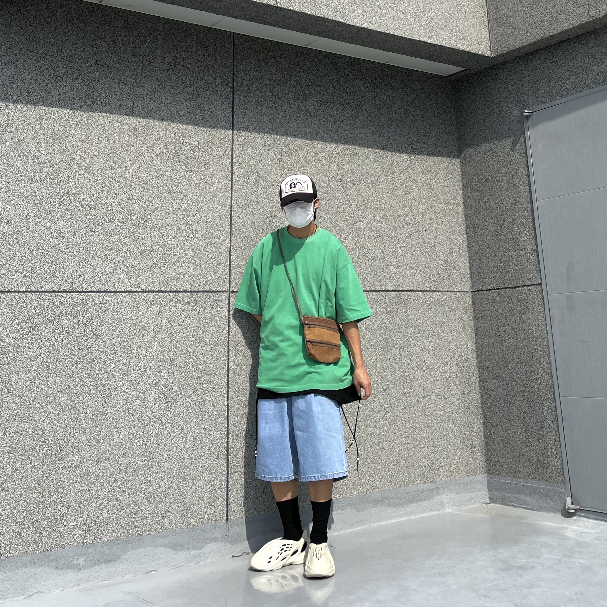Adidas Yeezy Foam RNNR Sand 착용 스타일