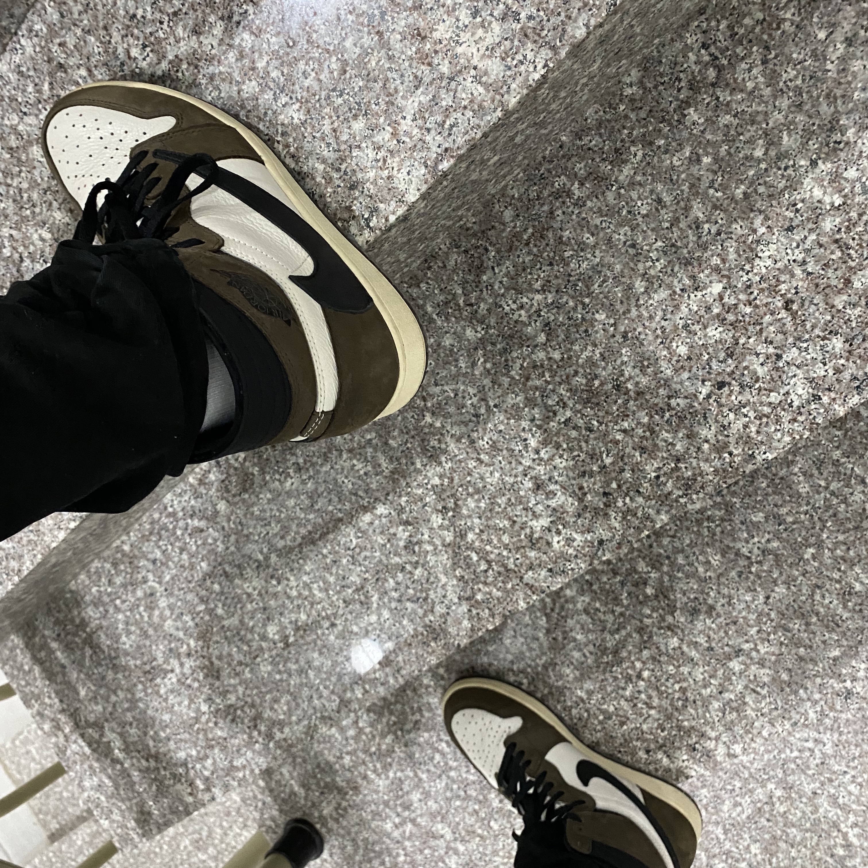 Jordan 1 x Travis Scott Retro High OG SP Mocha 착용 스타일 - 2