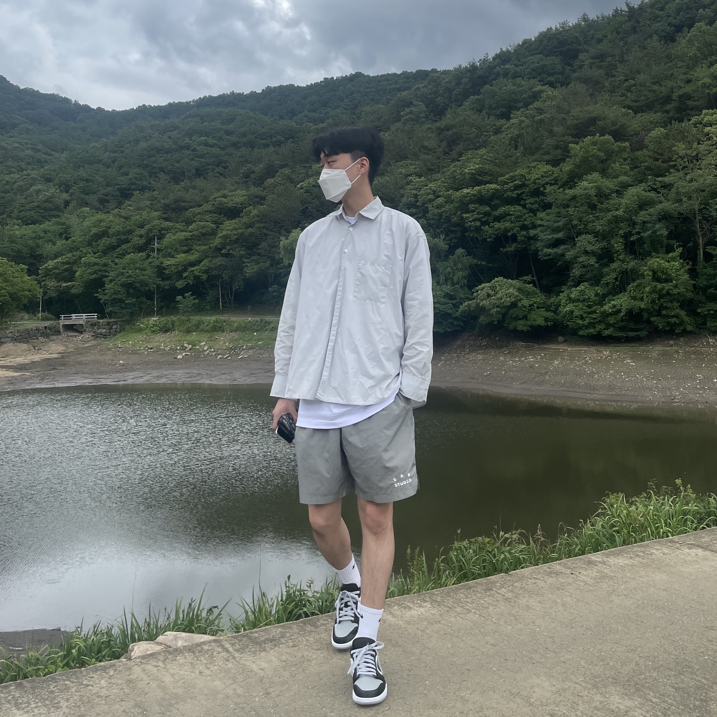 Jordan 1 Low Light Smoke Grey Black, IAB Studio Woven Shorts Gray 착용 스타일