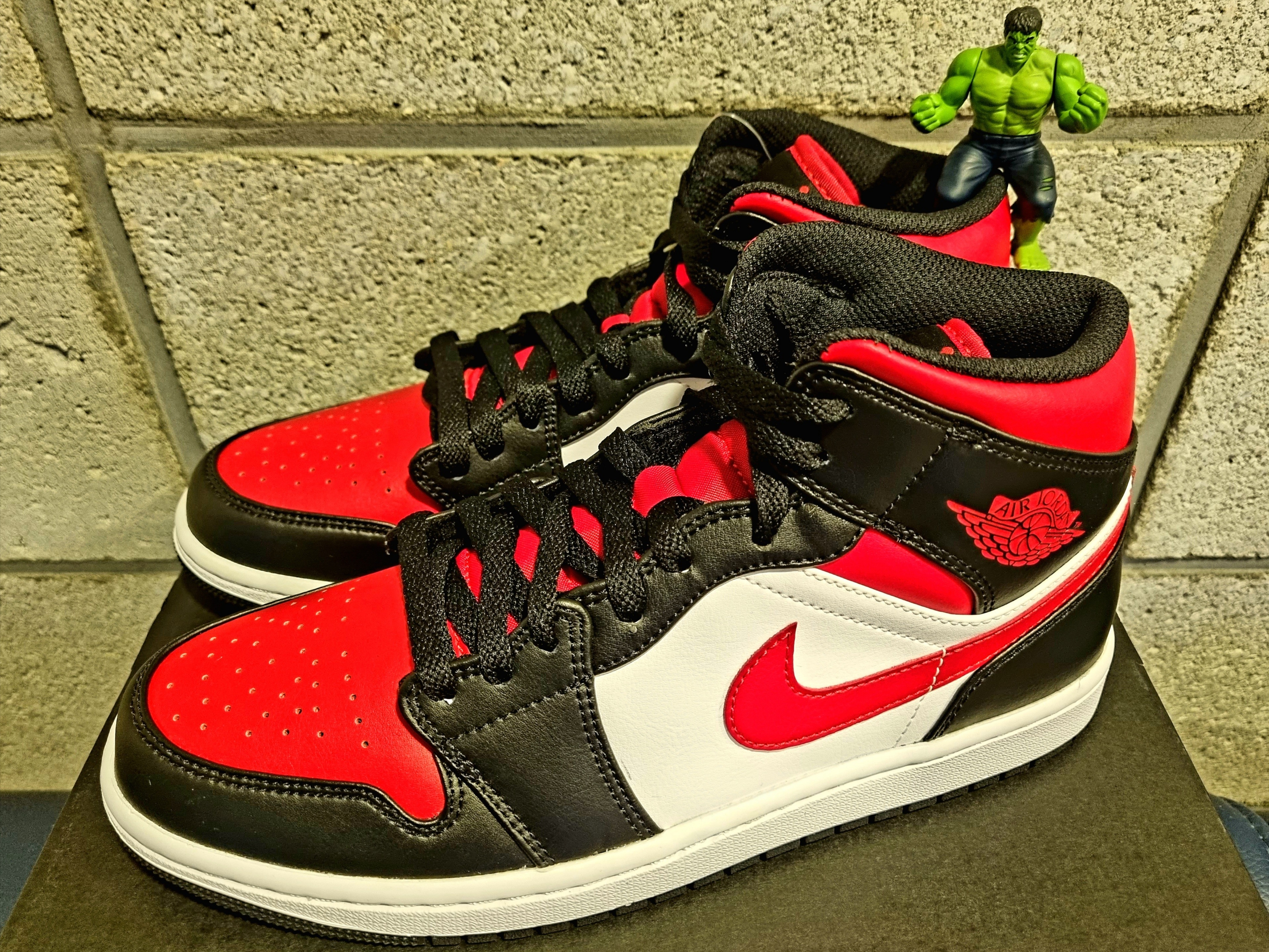 Jordan 1 Mid Black Fire Red 착용 스타일 - 1