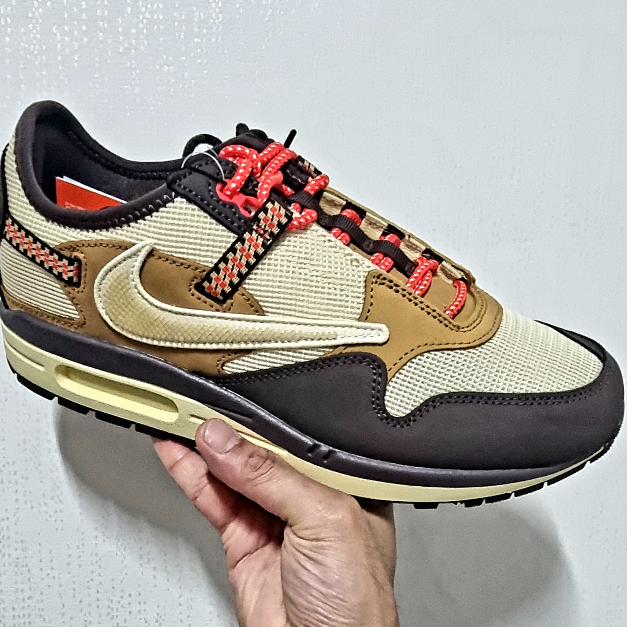 Nike x Travis Scott Air Max 1 Cact.us Brown 착용 스타일 - 1