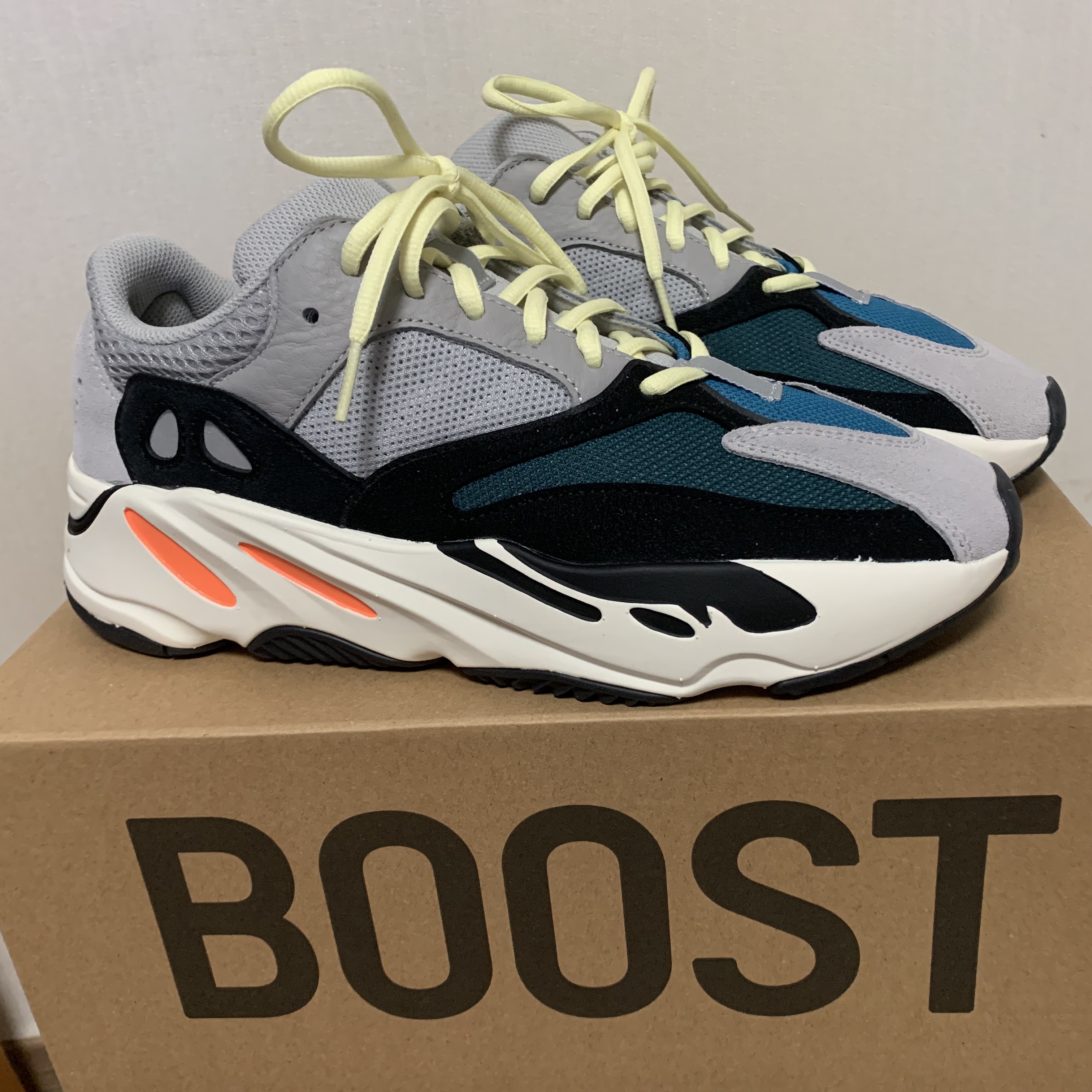 Adidas Yeezy Boost 700 Wave Runner Solid Grey 2021/2022 착용 스타일