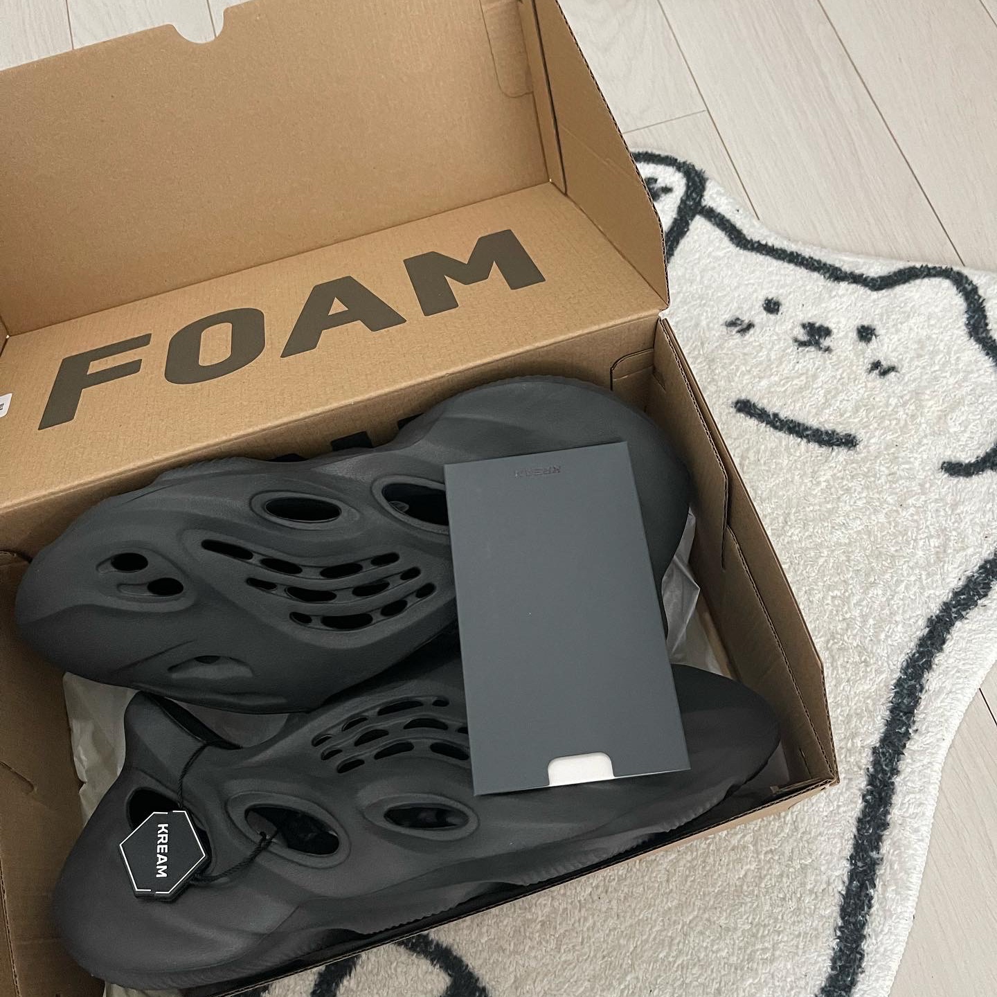 Adidas Yeezy Foam RNNR Onyx 착용 스타일 - 1