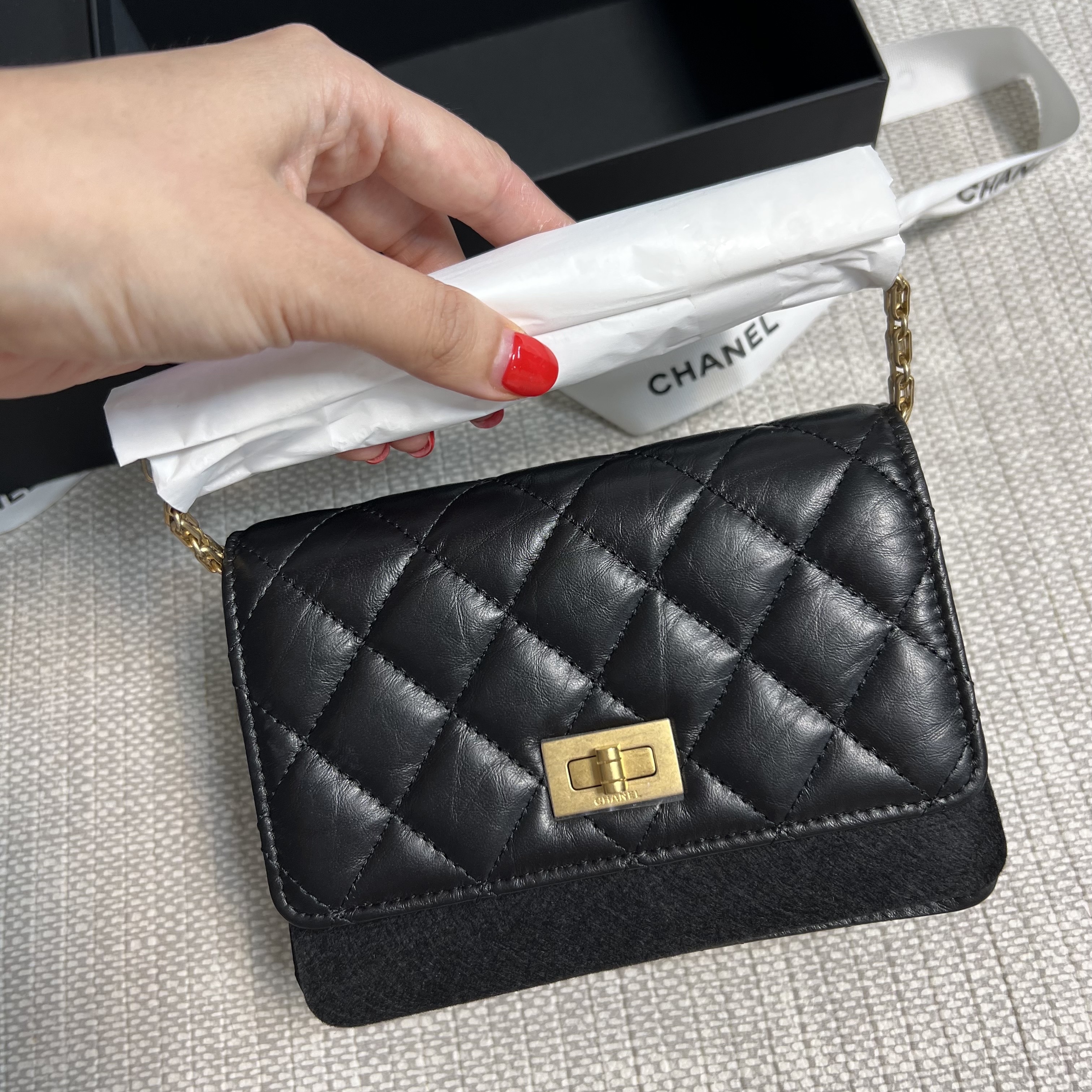 Chanel 2.55 Clutch with Chain Aged Calfskin & Gold Black 착용 스타일