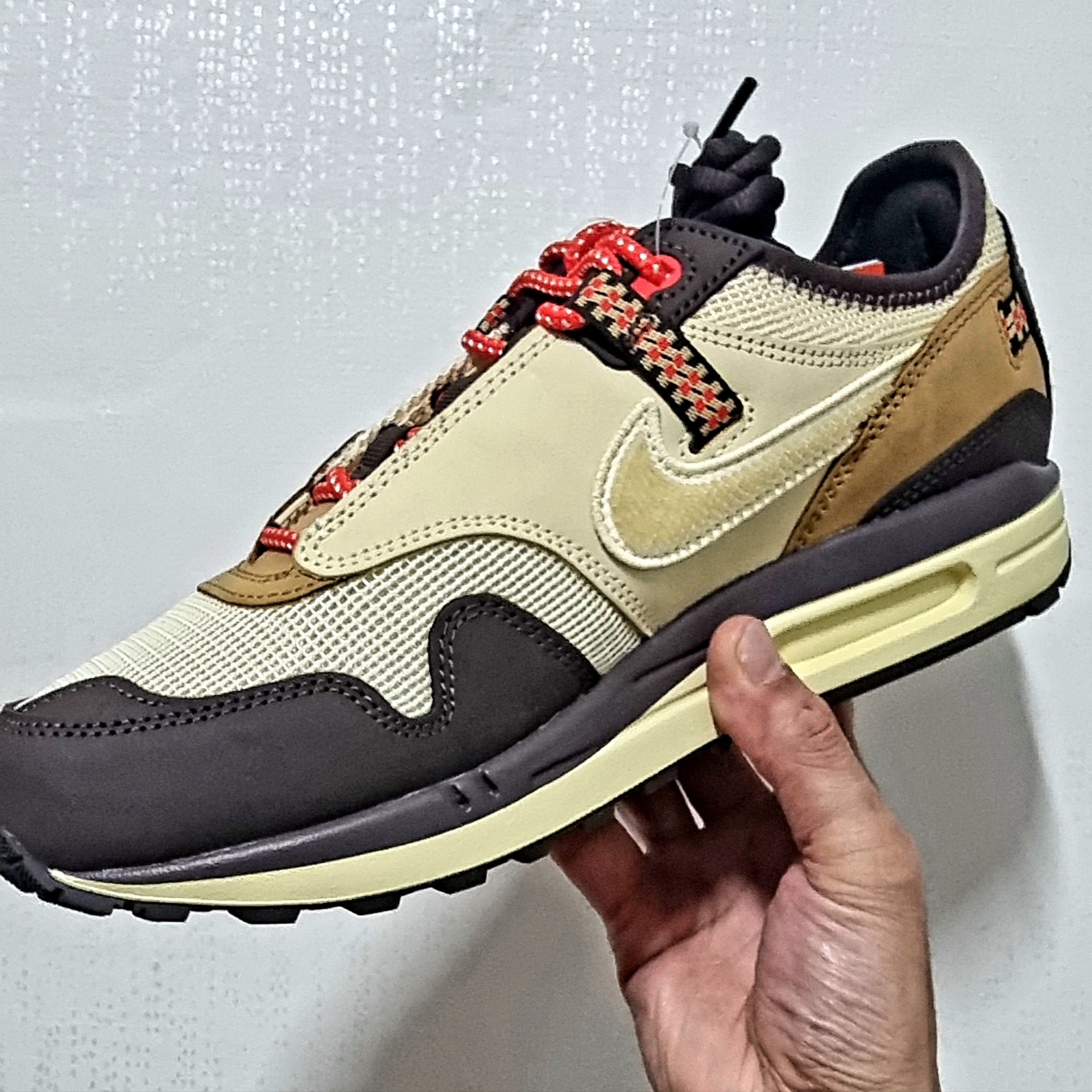 Nike x Travis Scott Air Max 1 Cact.us Brown 착용 스타일 - 2