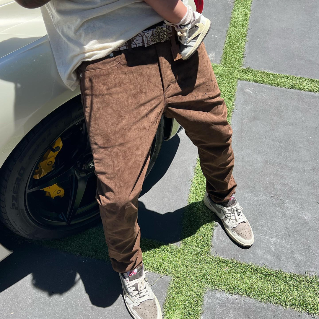 Jordan 1 x Travis Scott Retro Low OG SP Sail and Ridgerock 착용 스타일 - 4