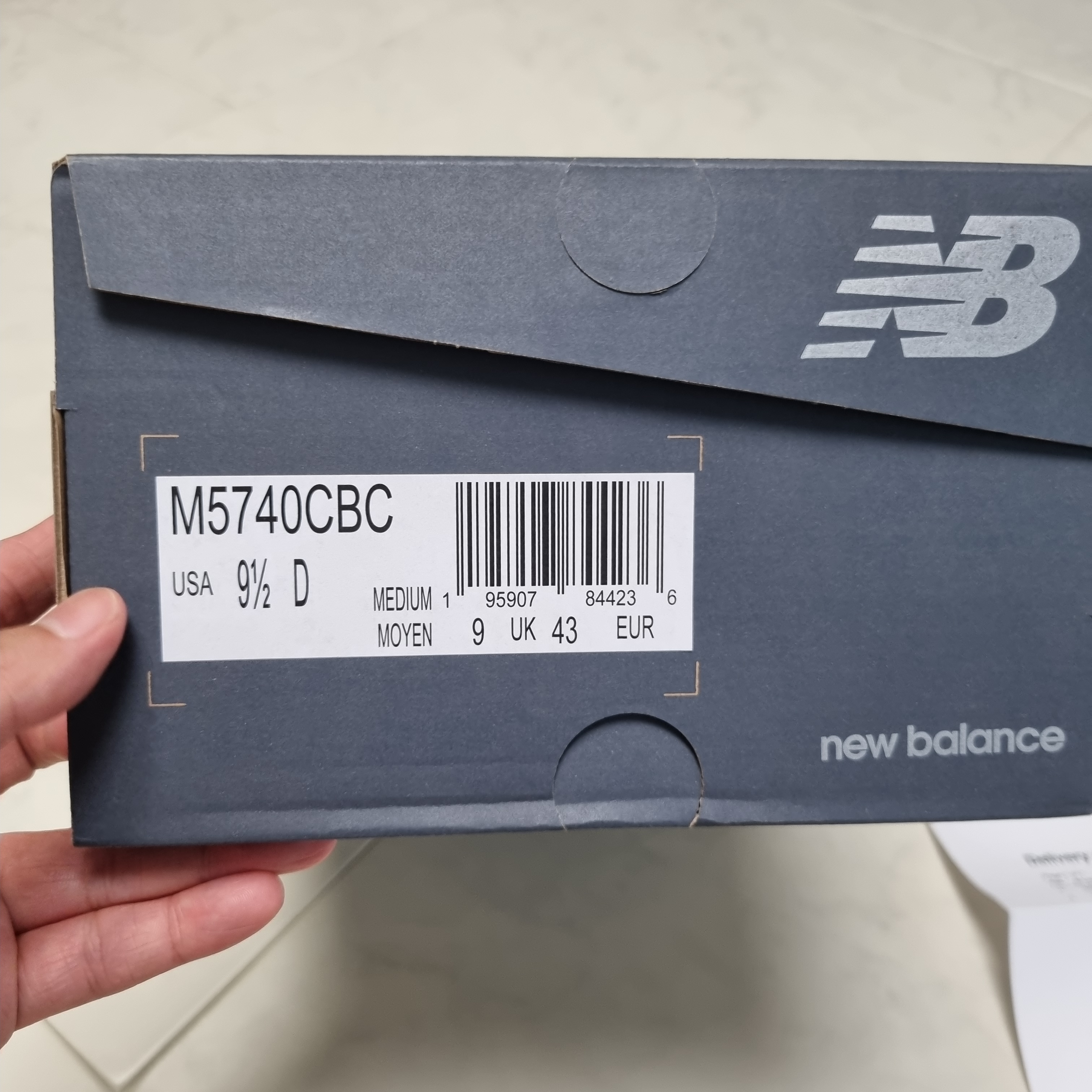 New Balance 5740 Beige Black 착용 스타일