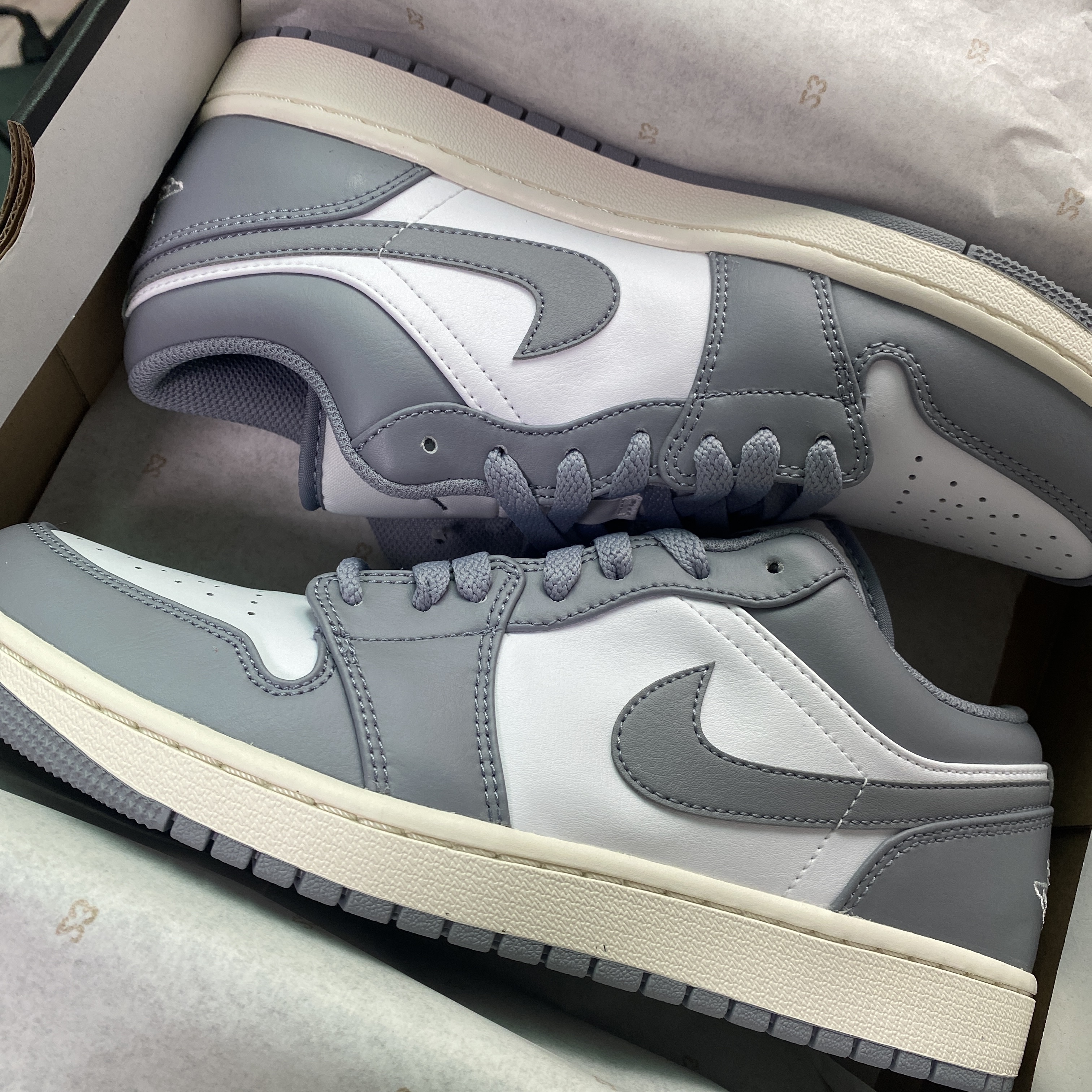 Jordan 1 Low Stealth and White 착용 스타일
